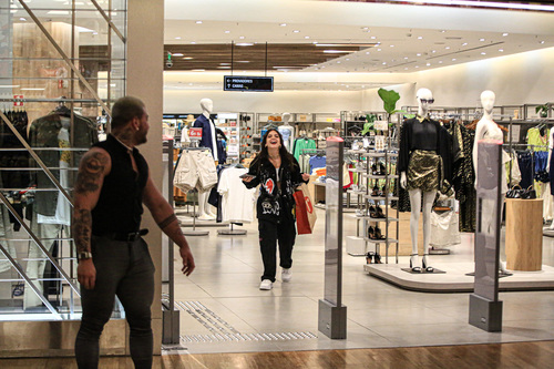 A intérprete de Guiga na novela “Vai Na Fé” foi clicada caminhando com mais três amigos no shopping de luxo localizado na Barra da Tijuca, na capital carioca