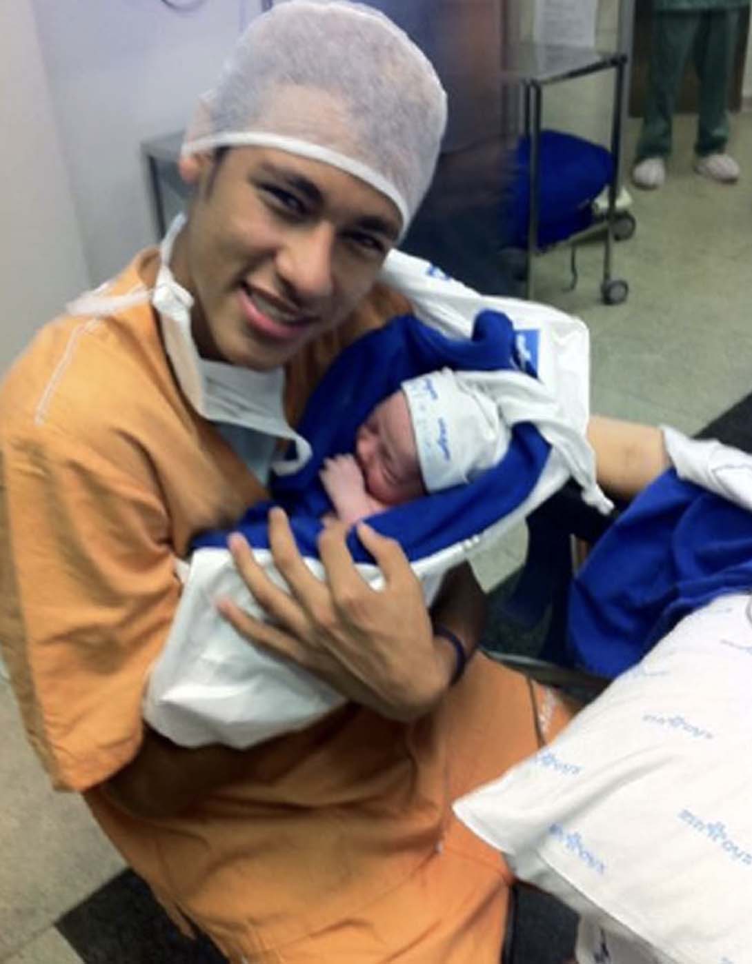 Neymar Jr e o filho mais velho, Davi Lucca, no dia do nascimento do herdeiro em 2011 - Foto: Reprodução / Twitter