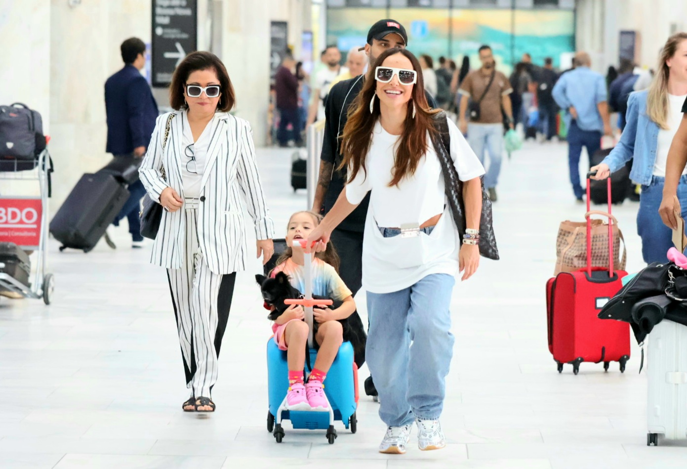 Sabrina Sato curte viagem com Zoe e o cachorrinho da família