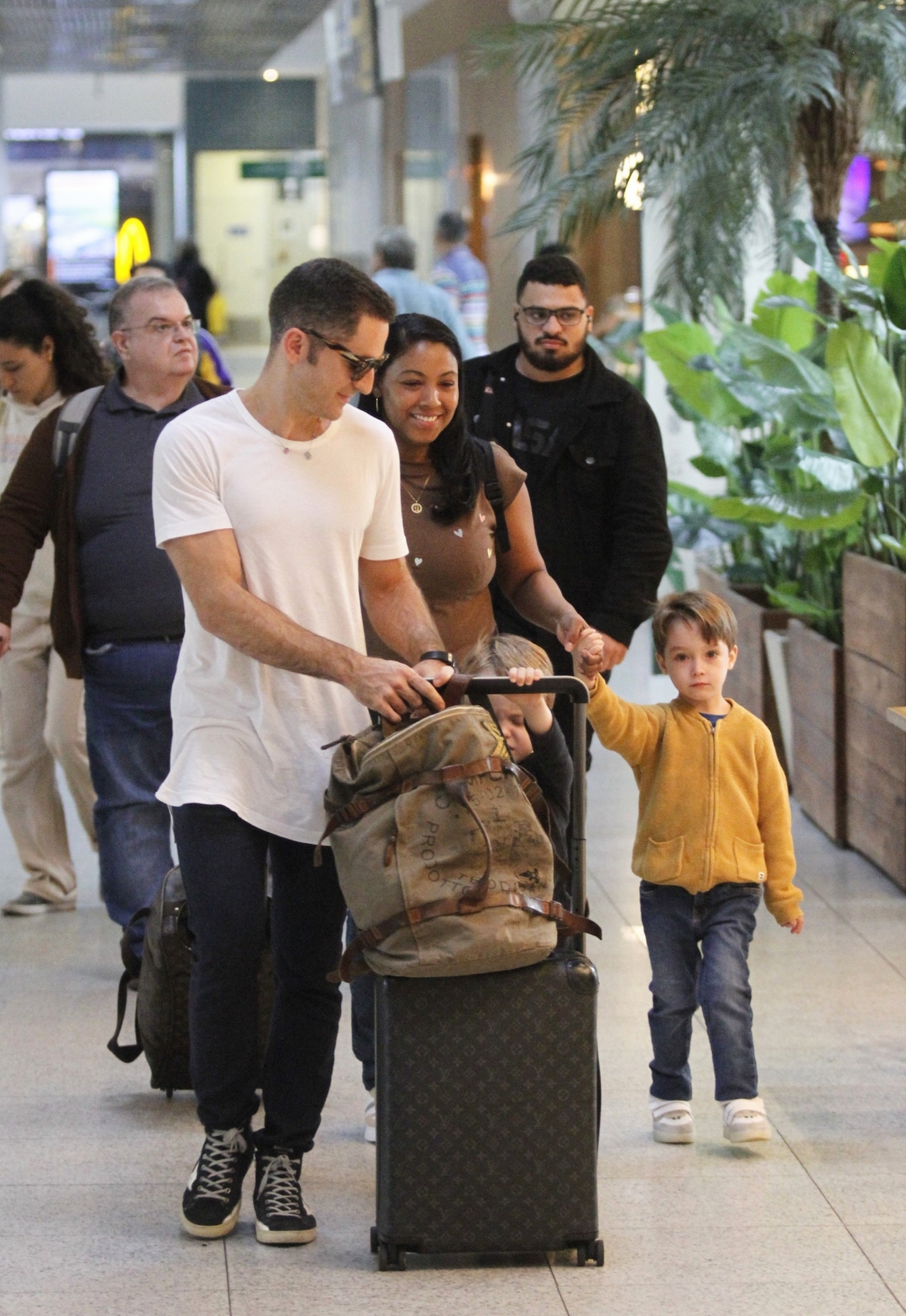 Filhos de Paulo Gustavo e Thales Bretas curtem viagem com o pai