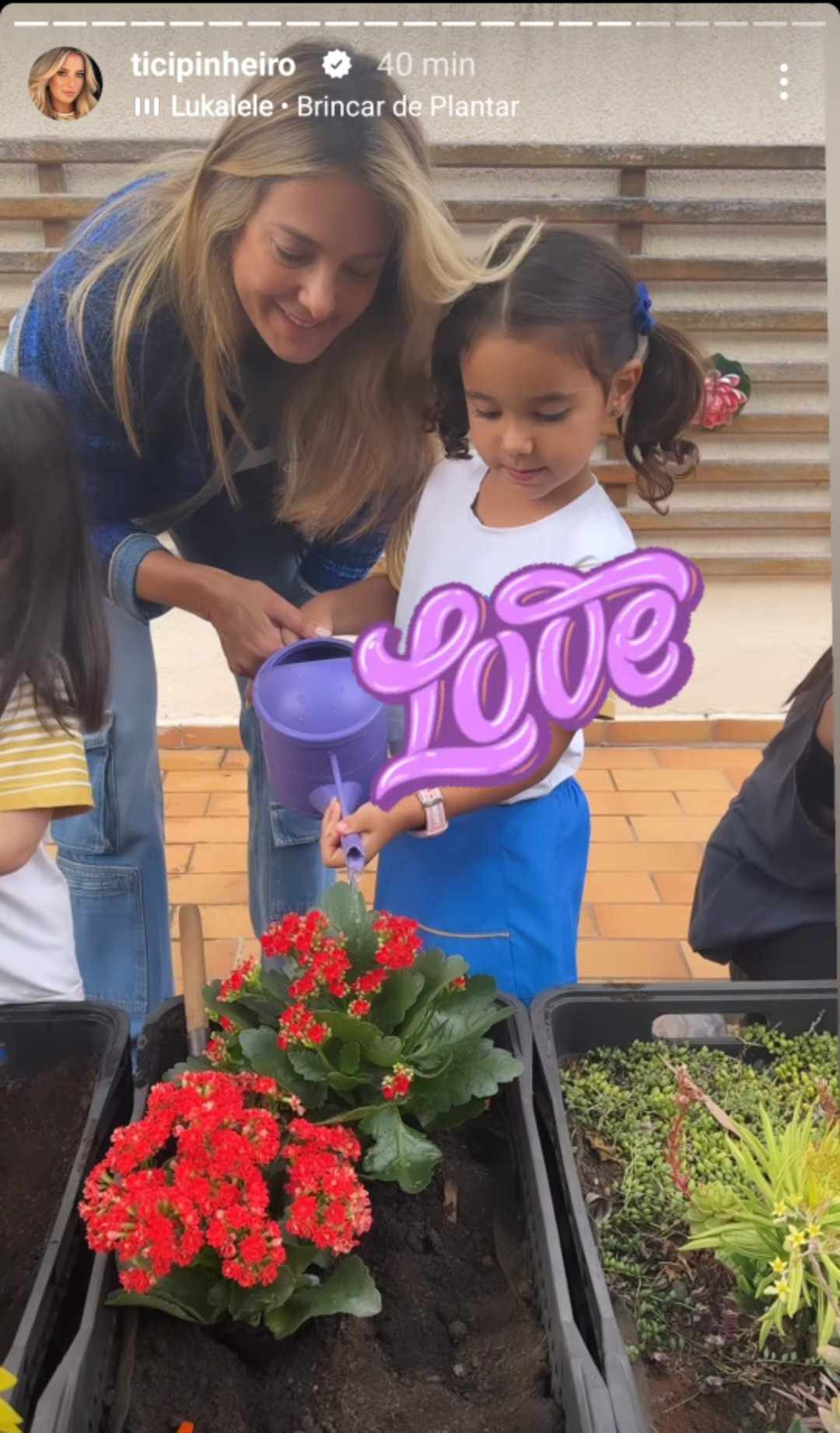 Ticiane Pinheiro plantando com a filha Manuella