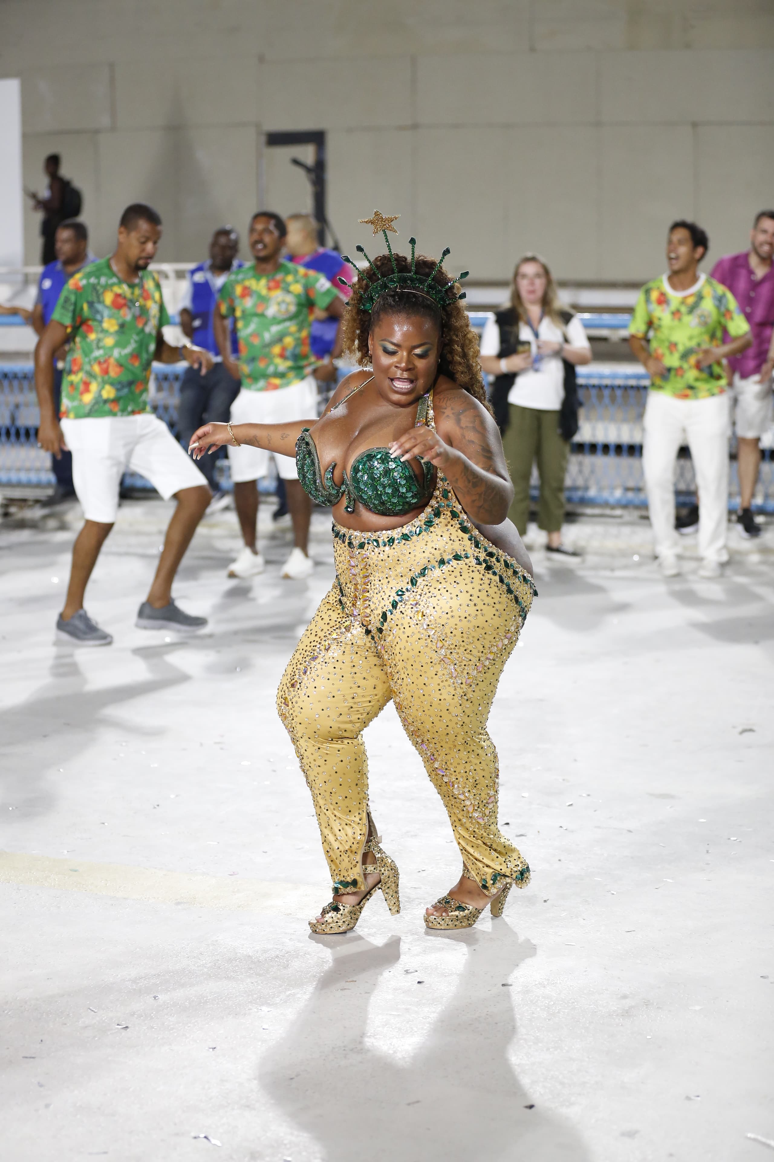 Jojo Todynho se joga em noitada de samba durante ensaio - Foto: Paulo Tauil / AgNews