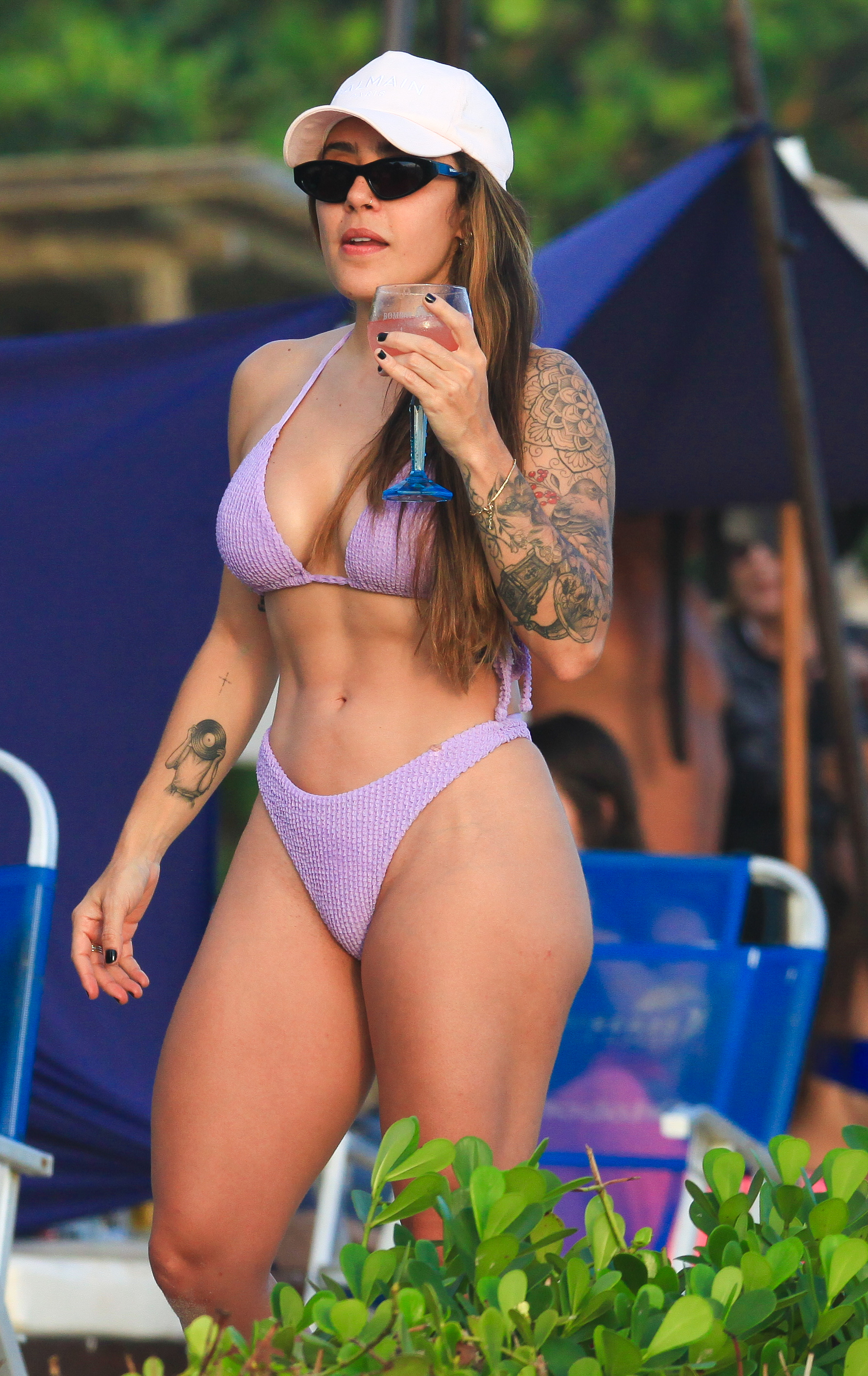 Lauana Prado exibe sua boa forma ao ser flagrada em dia na praia