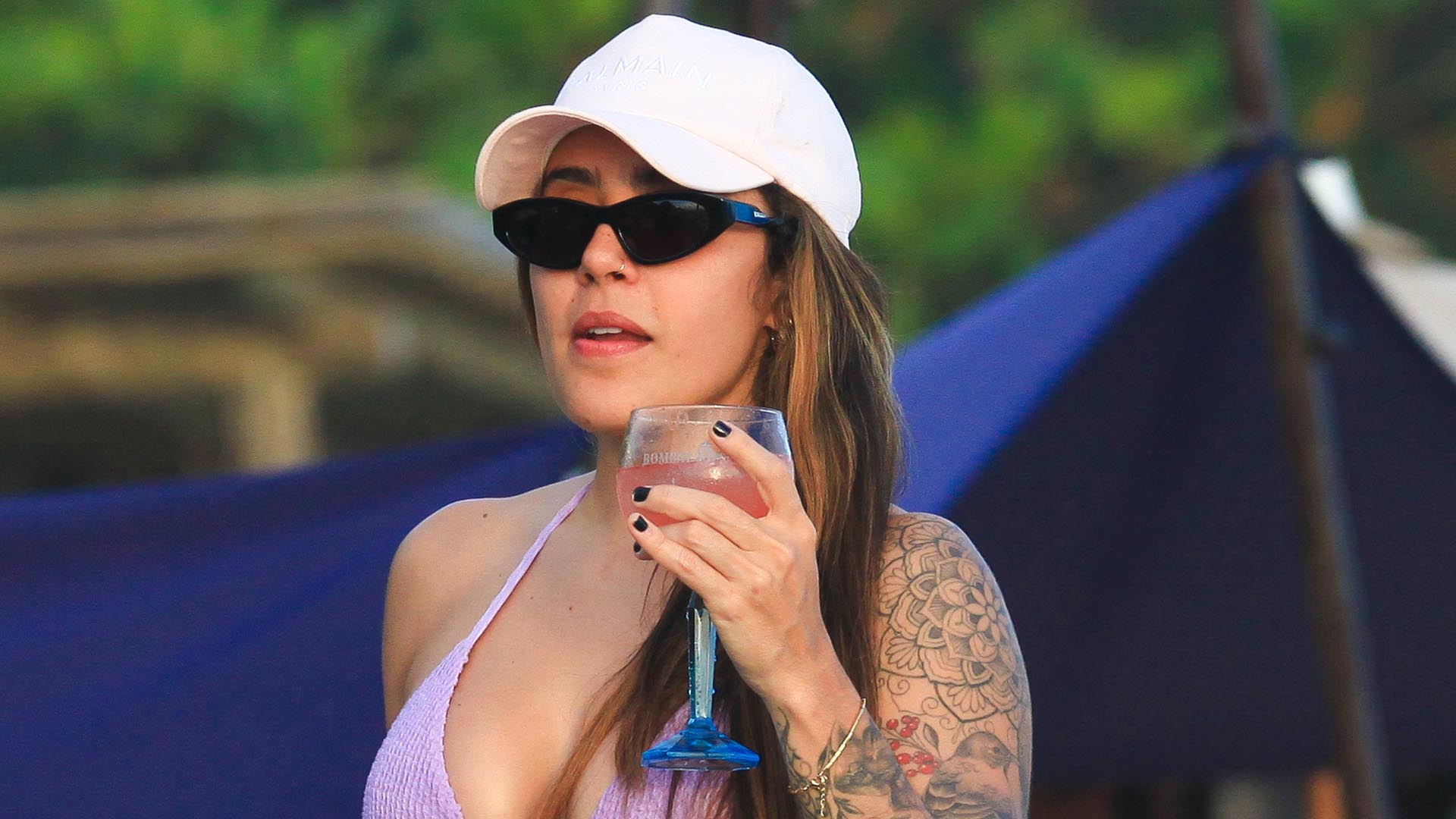 Lauana Prado exibe sua boa forma ao ser flagrada em dia na praia