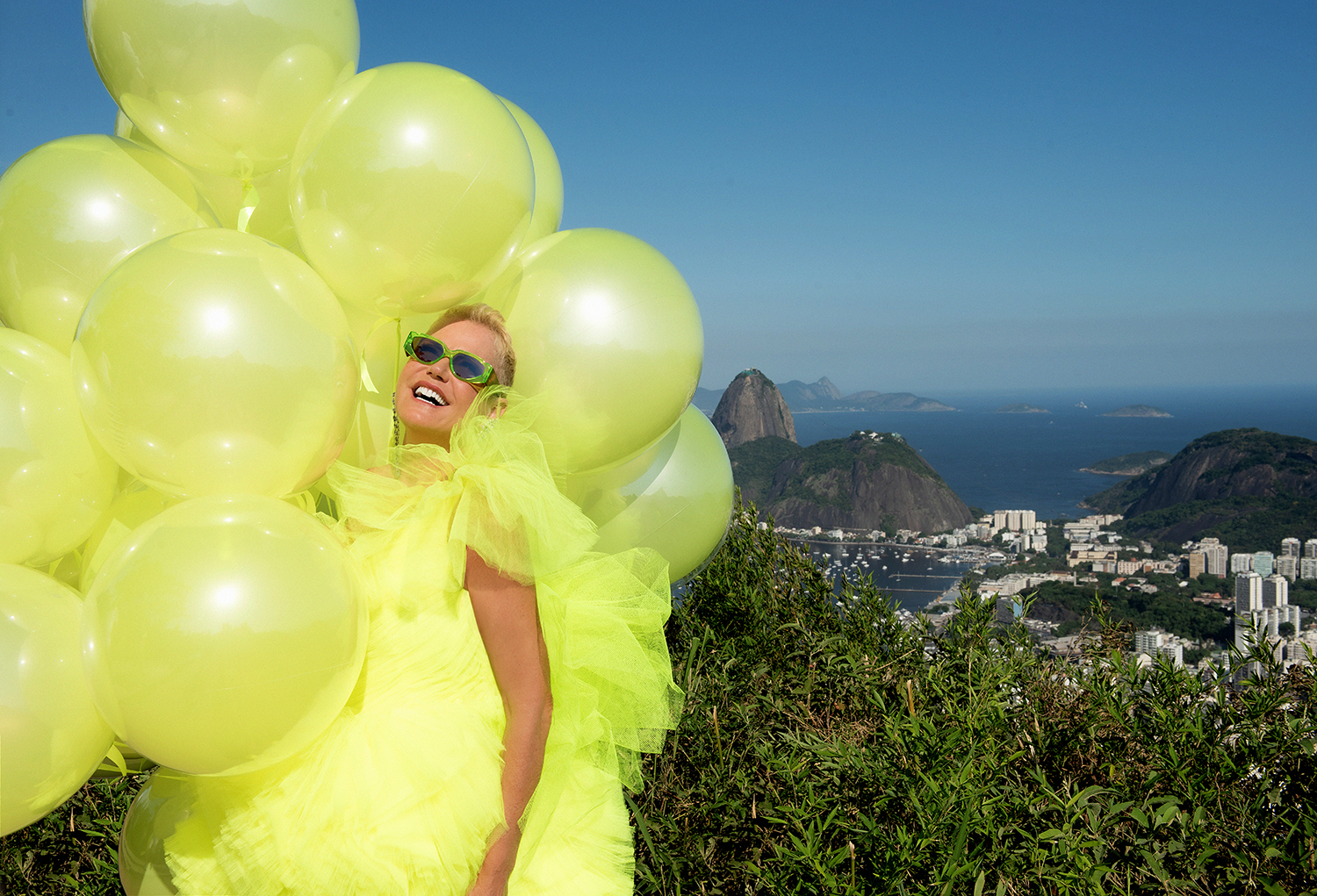 Xuxa Meneghel em ensaio fotográfico na Revista CARAS