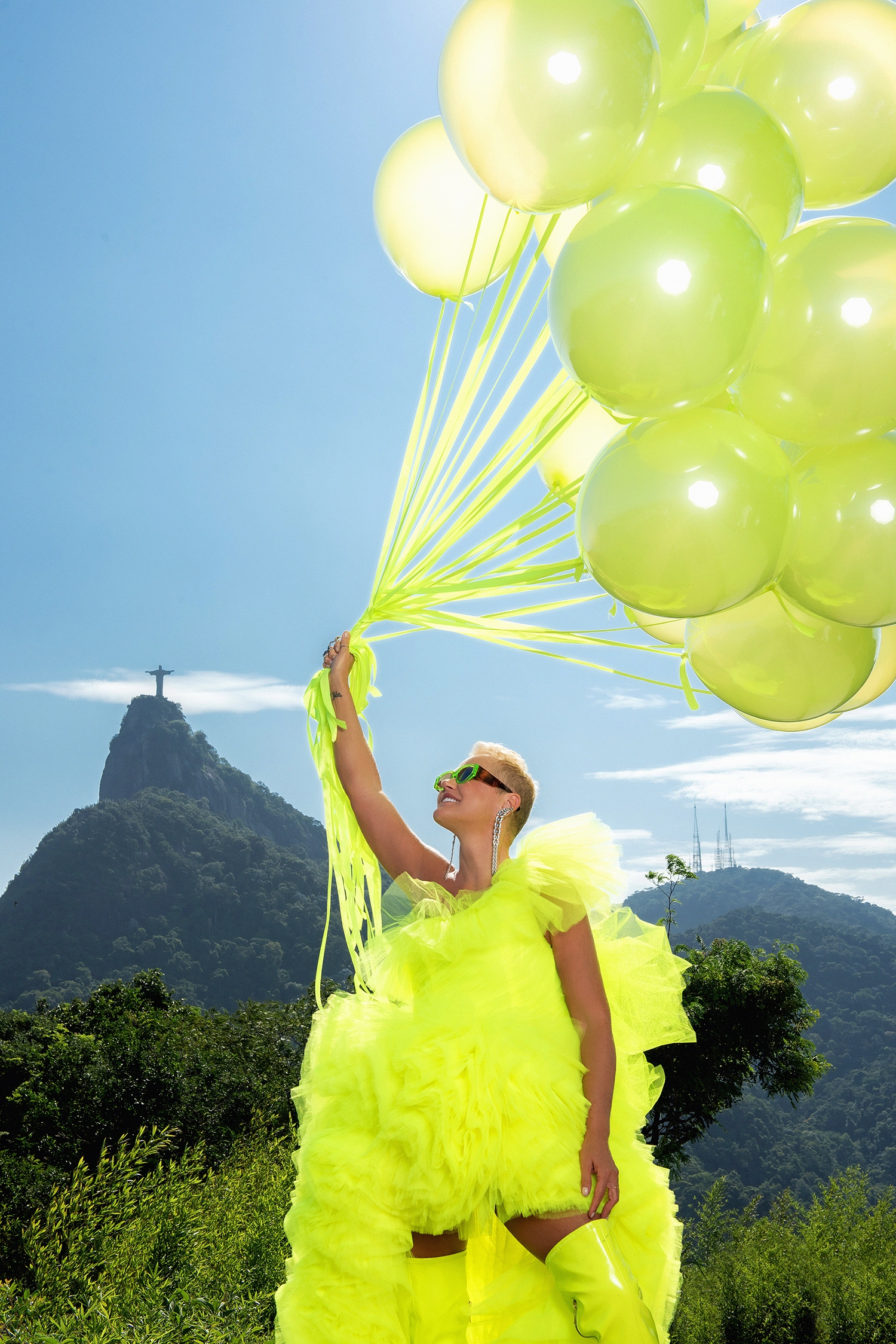 Xuxa Meneghel em ensaio fotográfico na Revista CARAS