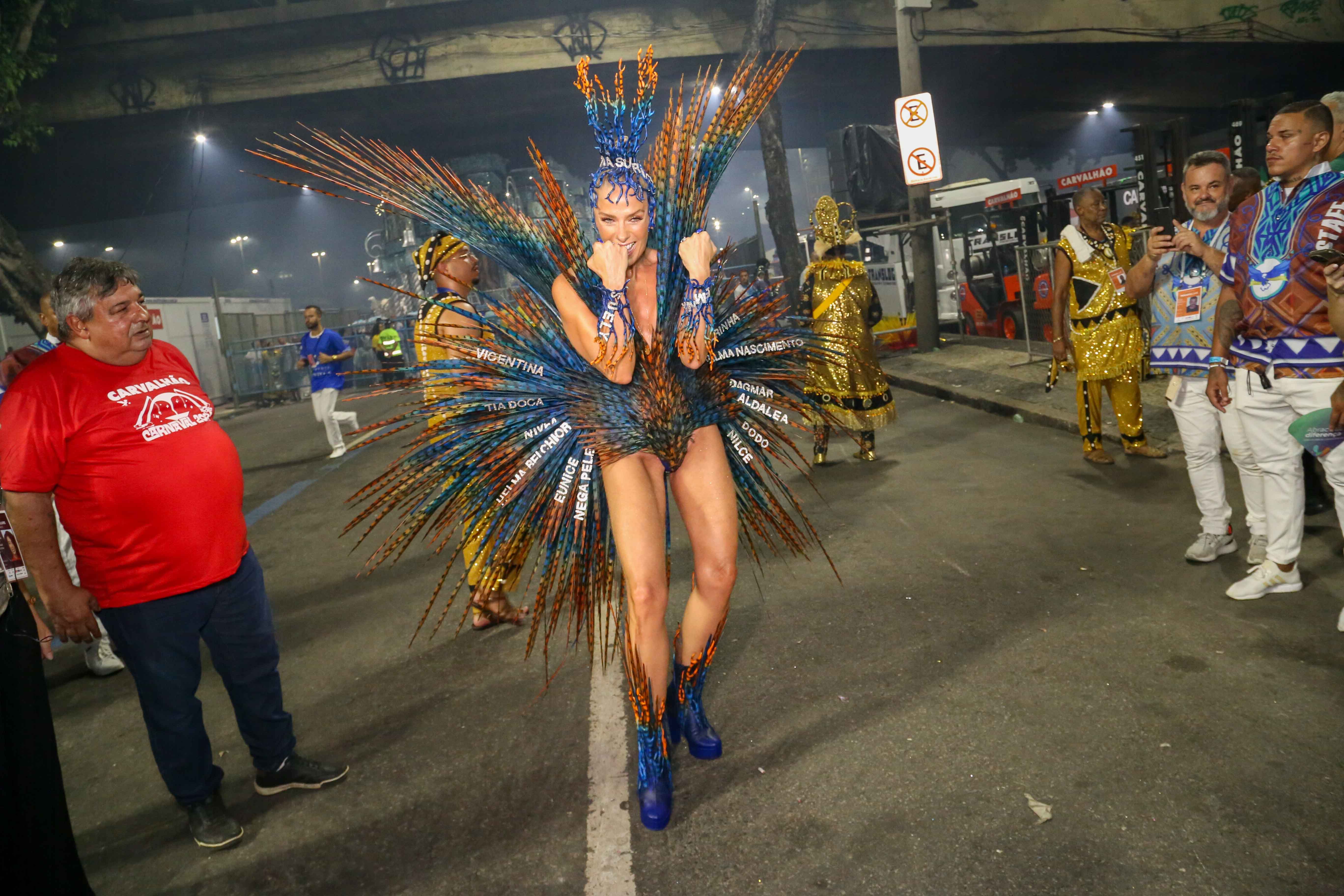 Adriane Galisteu no desfile da Portela