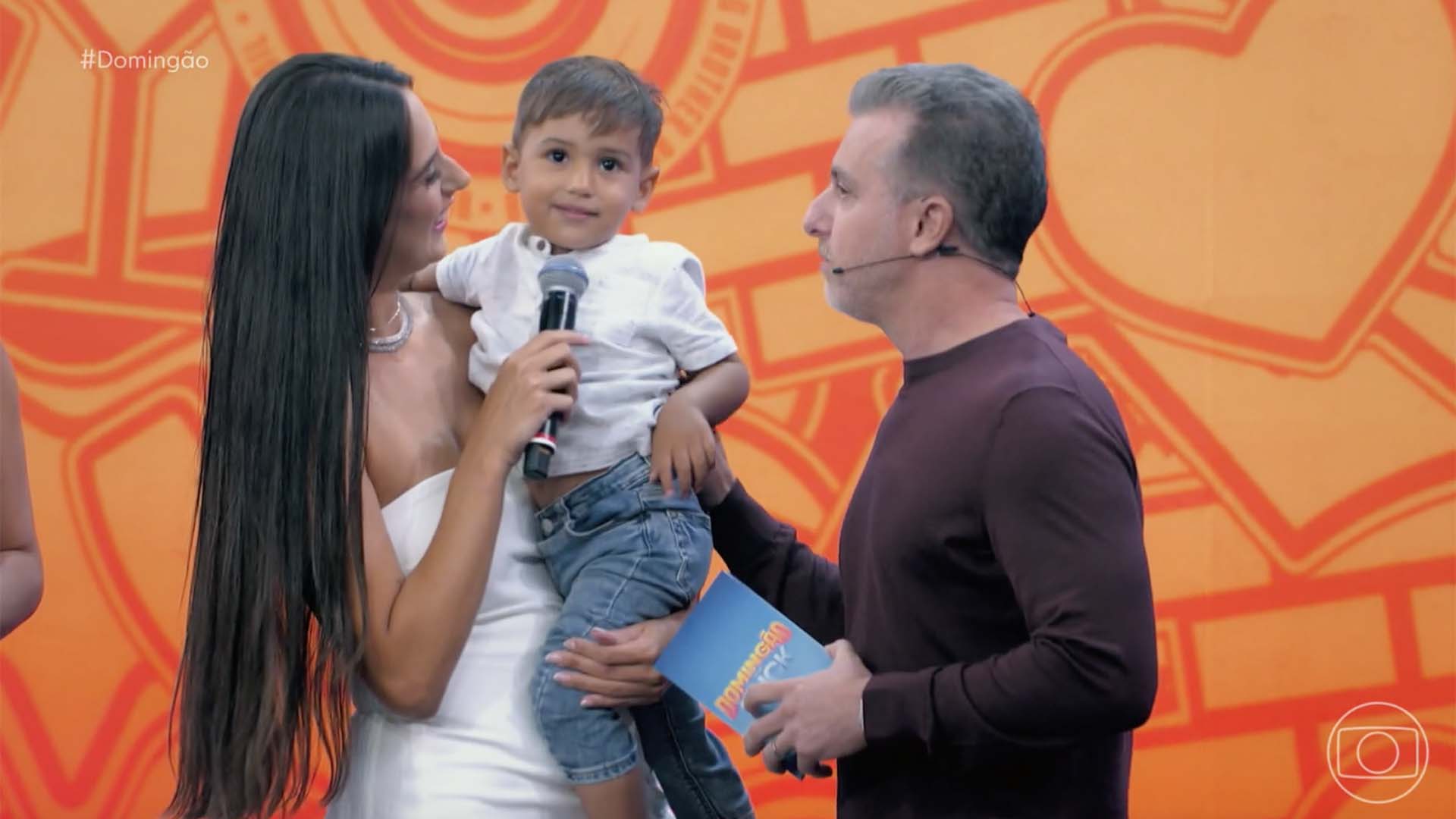 Deniziane reencontra o filho no palco do Domingão com Huck