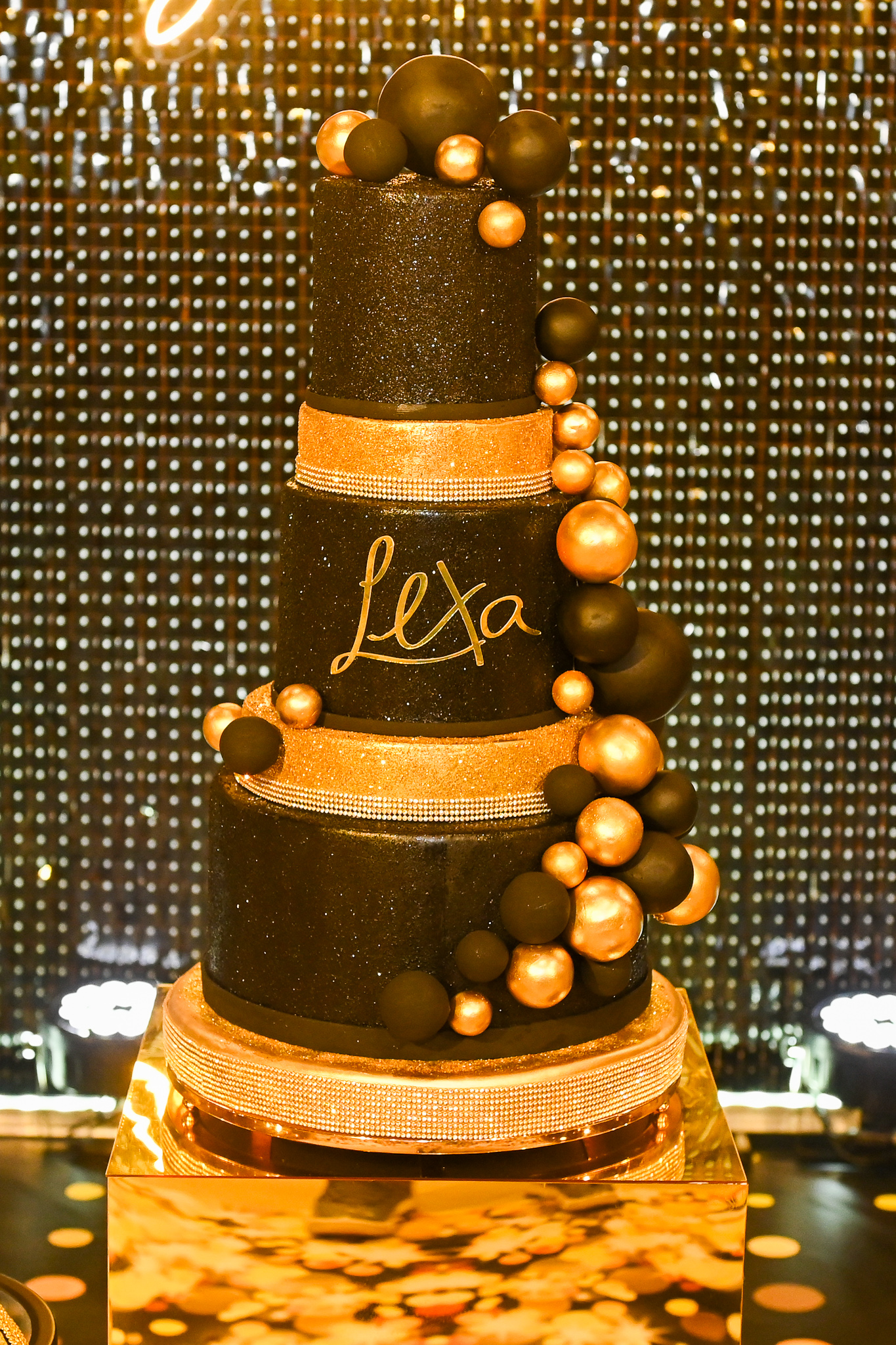 Lexa comemora seu aniversário com festa luxuosa