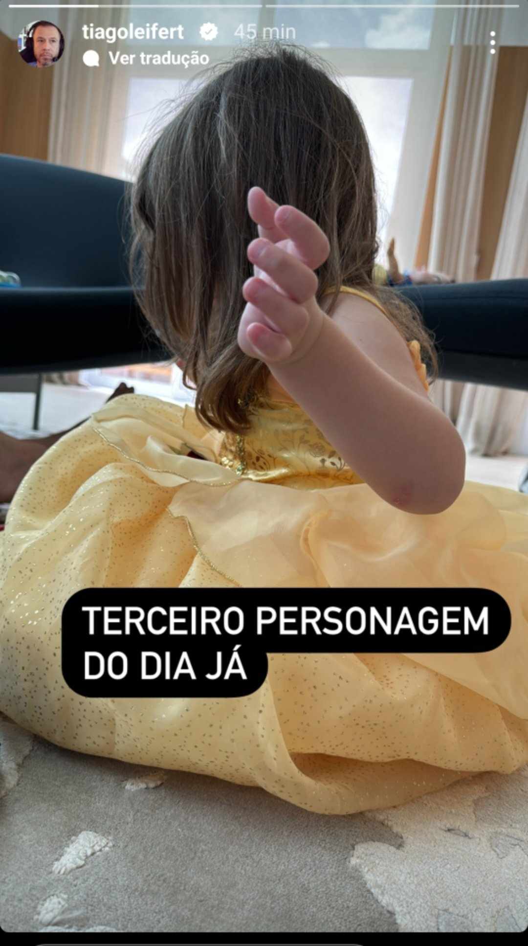 filha de tiago leifert vestida de princesa