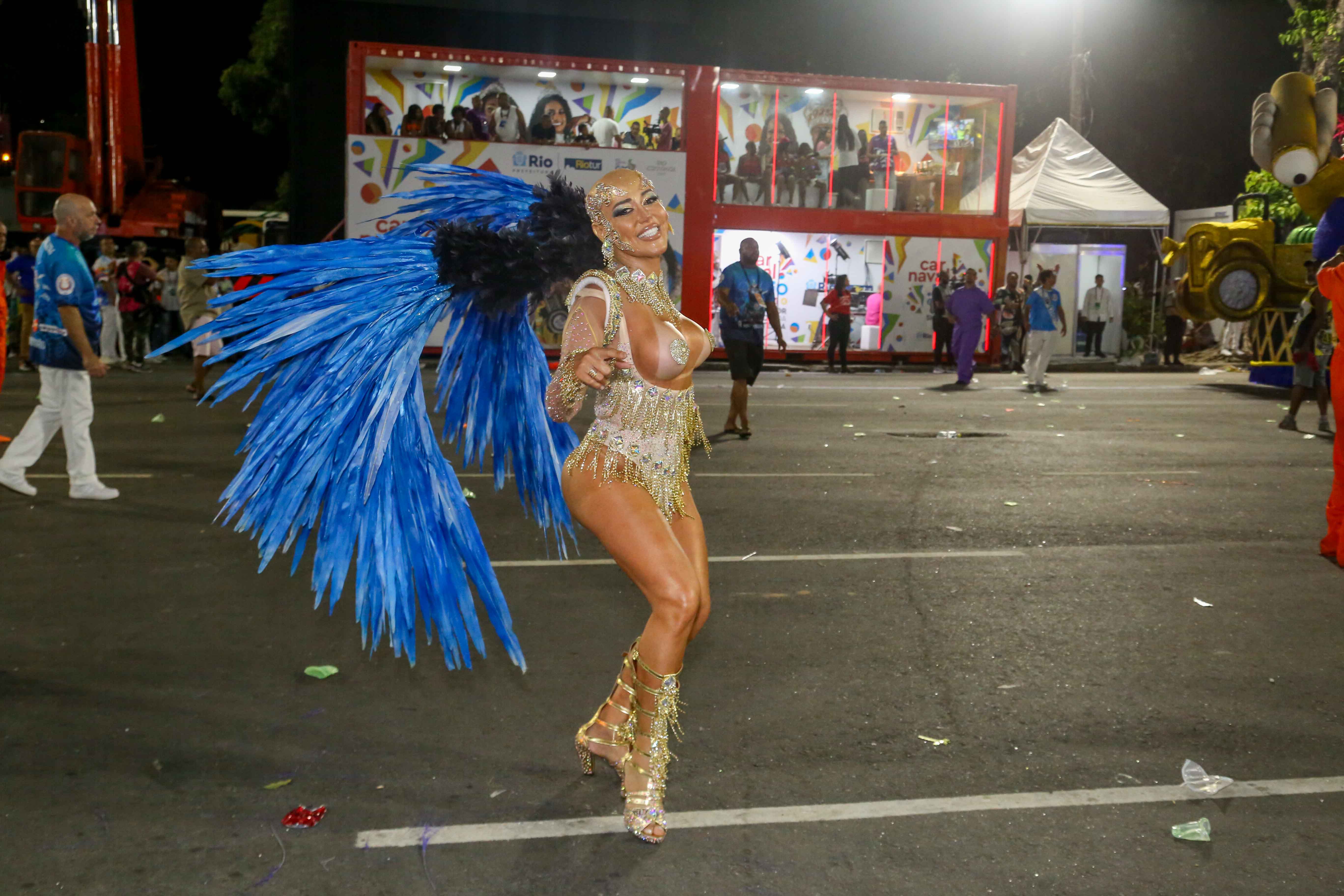 Mulher Abacaxi raspa a cabeça e faz topless no Carnaval