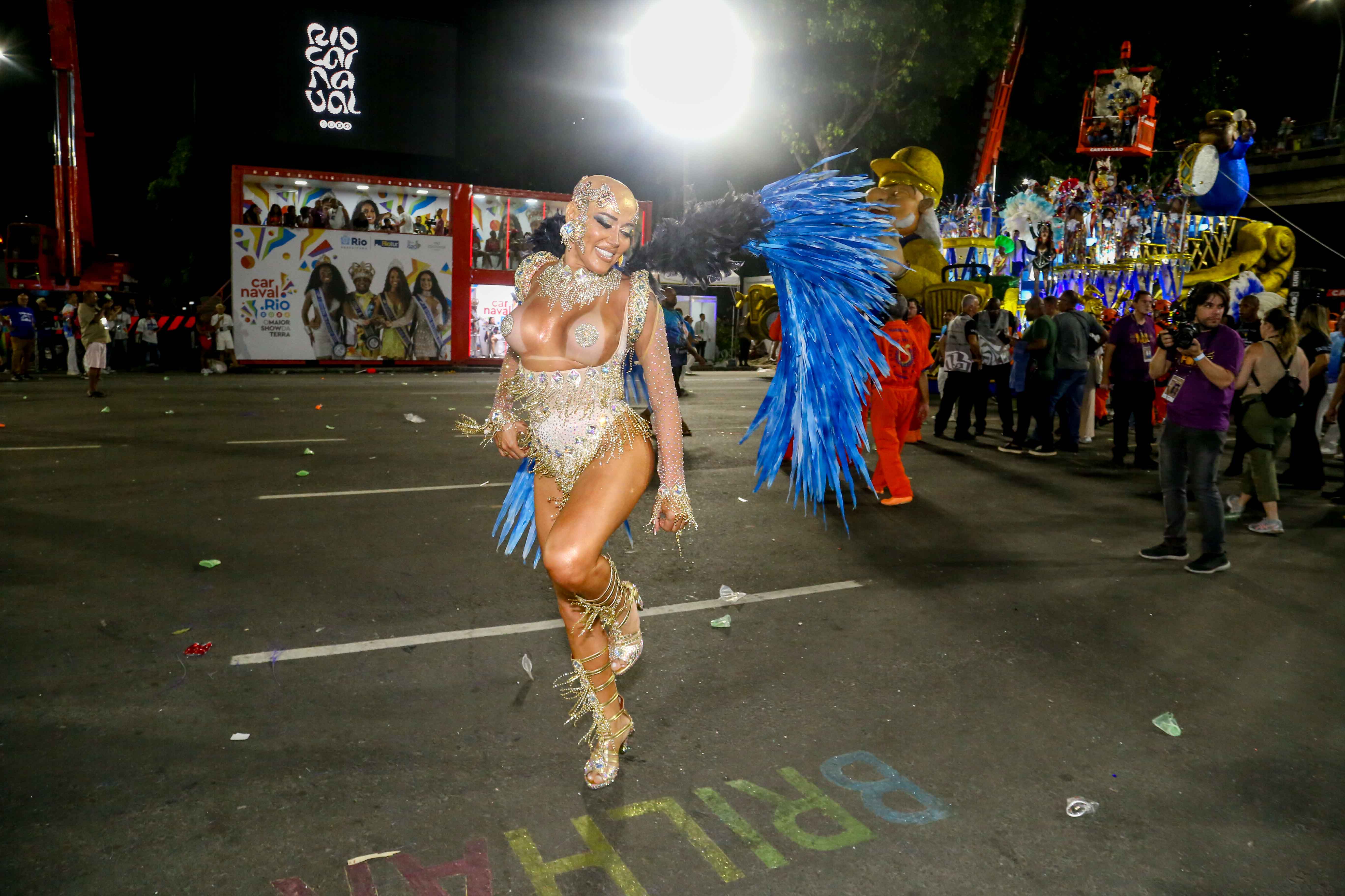 Mulher Abacaxi raspa a cabeça e faz topless no Carnaval