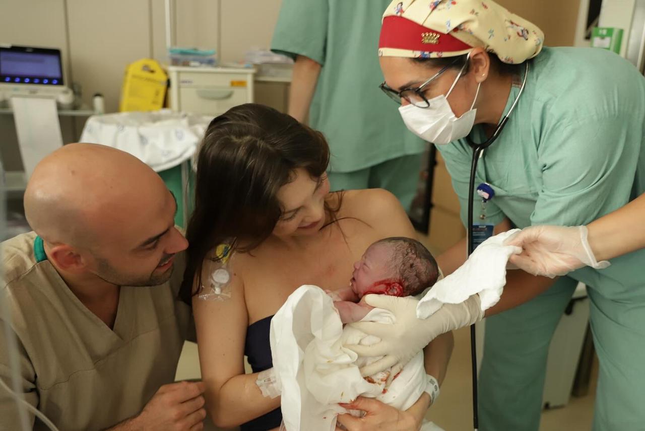 Nasce Camille, filha de Júlia Pereira e Amilcare Dallevo Neto