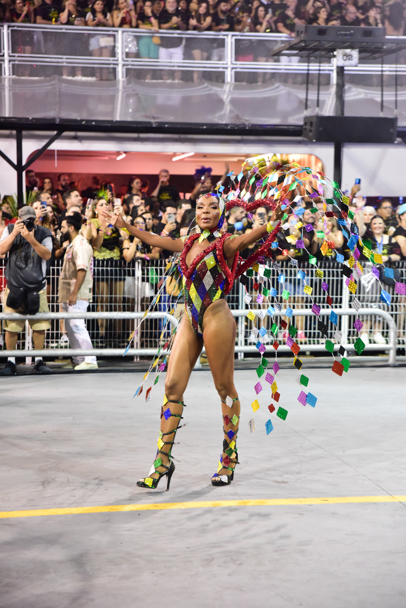 Thelma Assis com a fantasia que usou no desfile da Mocidade Alegre