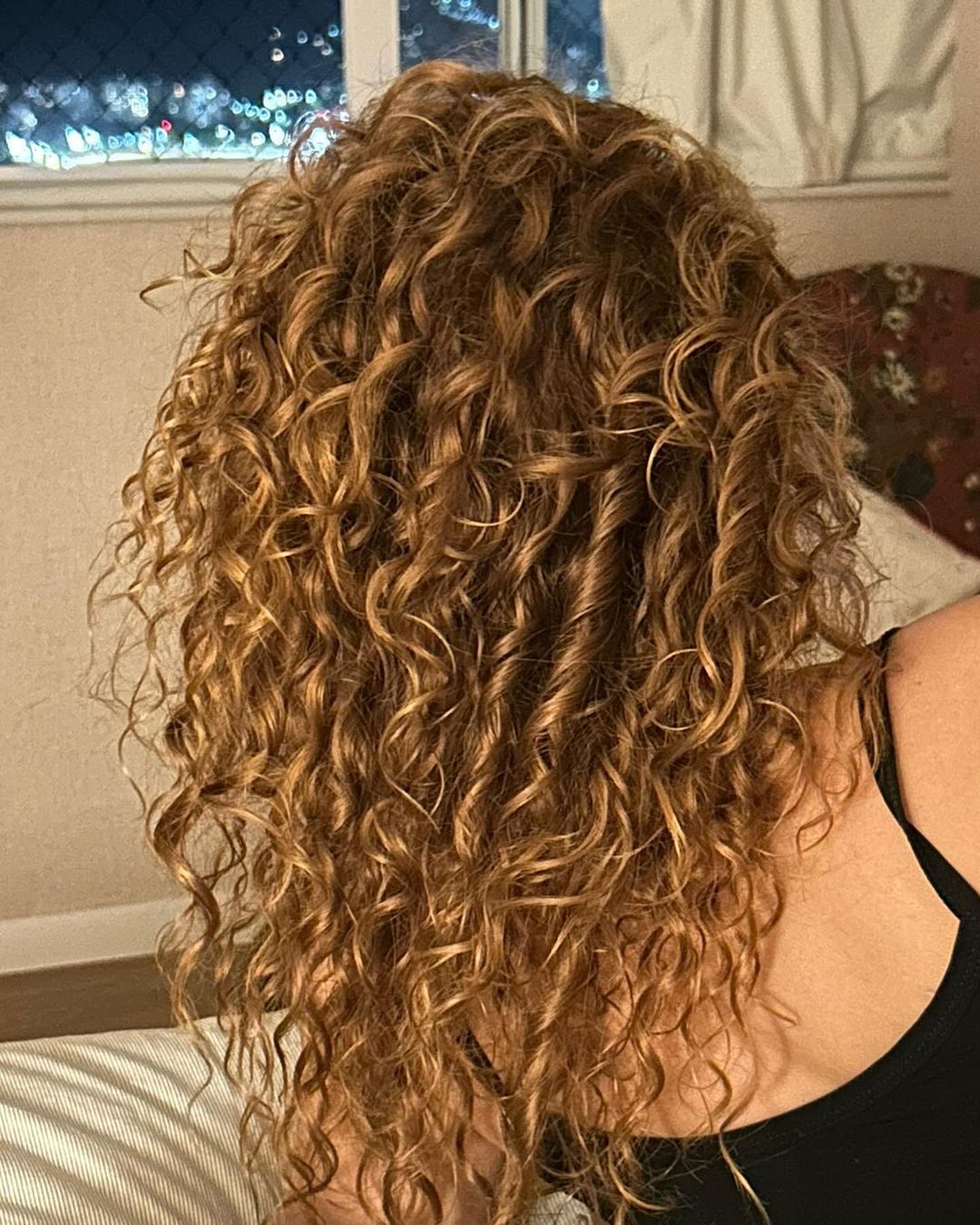 Fernanda Souza com cabelo cacheado. Foto: Reprodução / Instagram