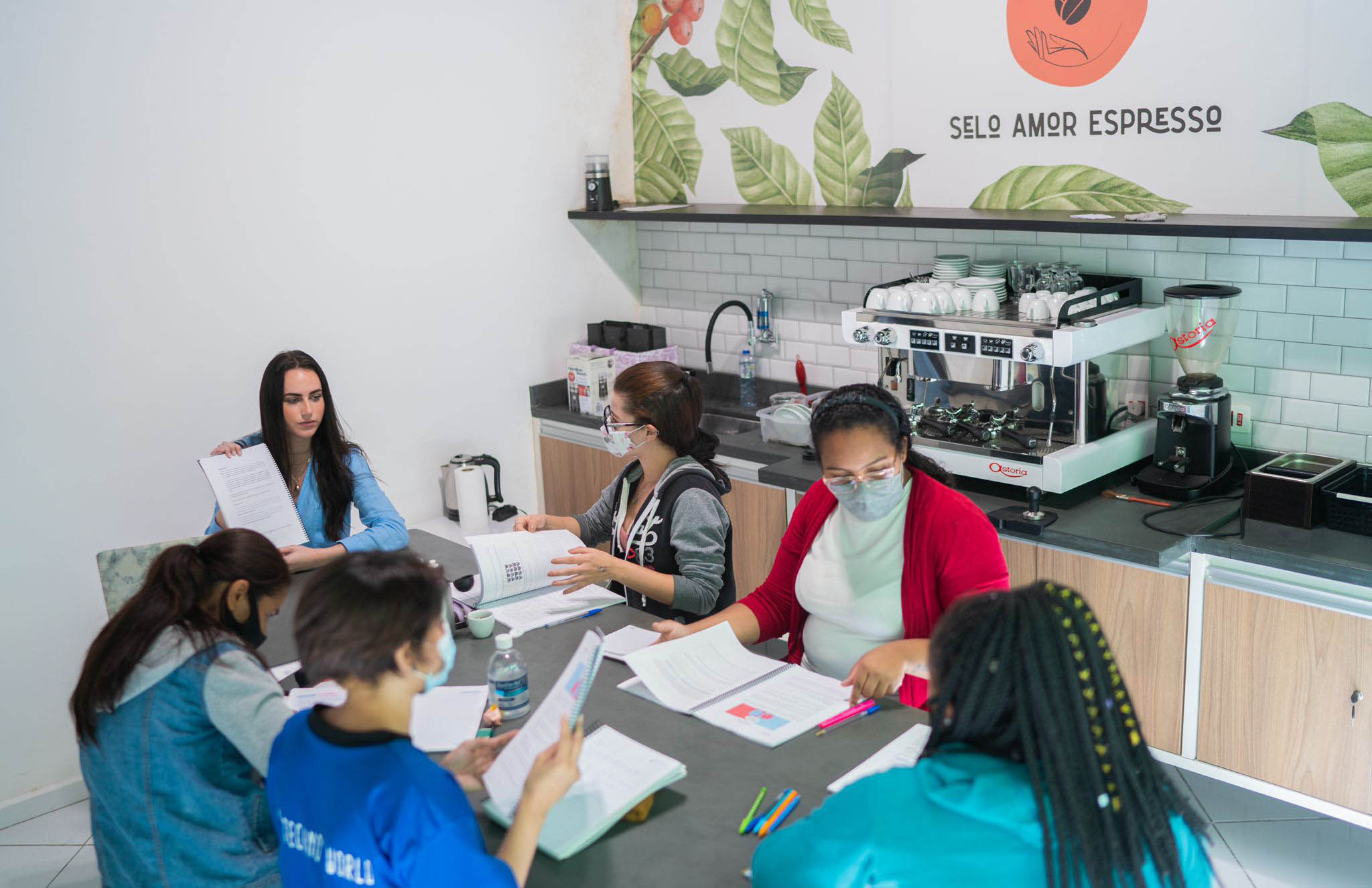 Mulheres sendo capacitadas na ONG Selo Amor Expresso - Foto: Arquivo Pessoal