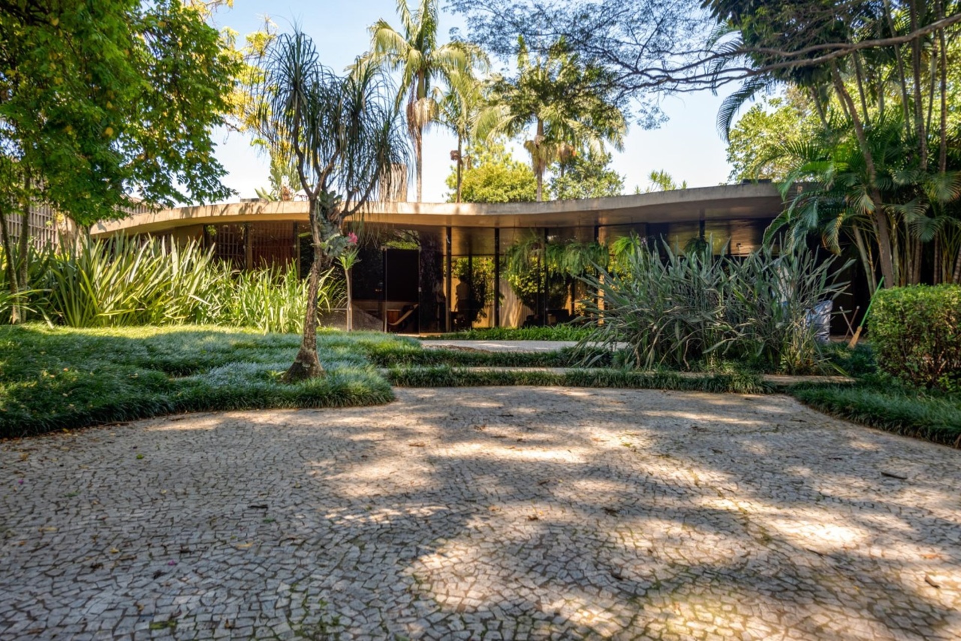 Casa projetada por Niemeyer (Reprodução/Imobiliária Agulha no Celeiro)