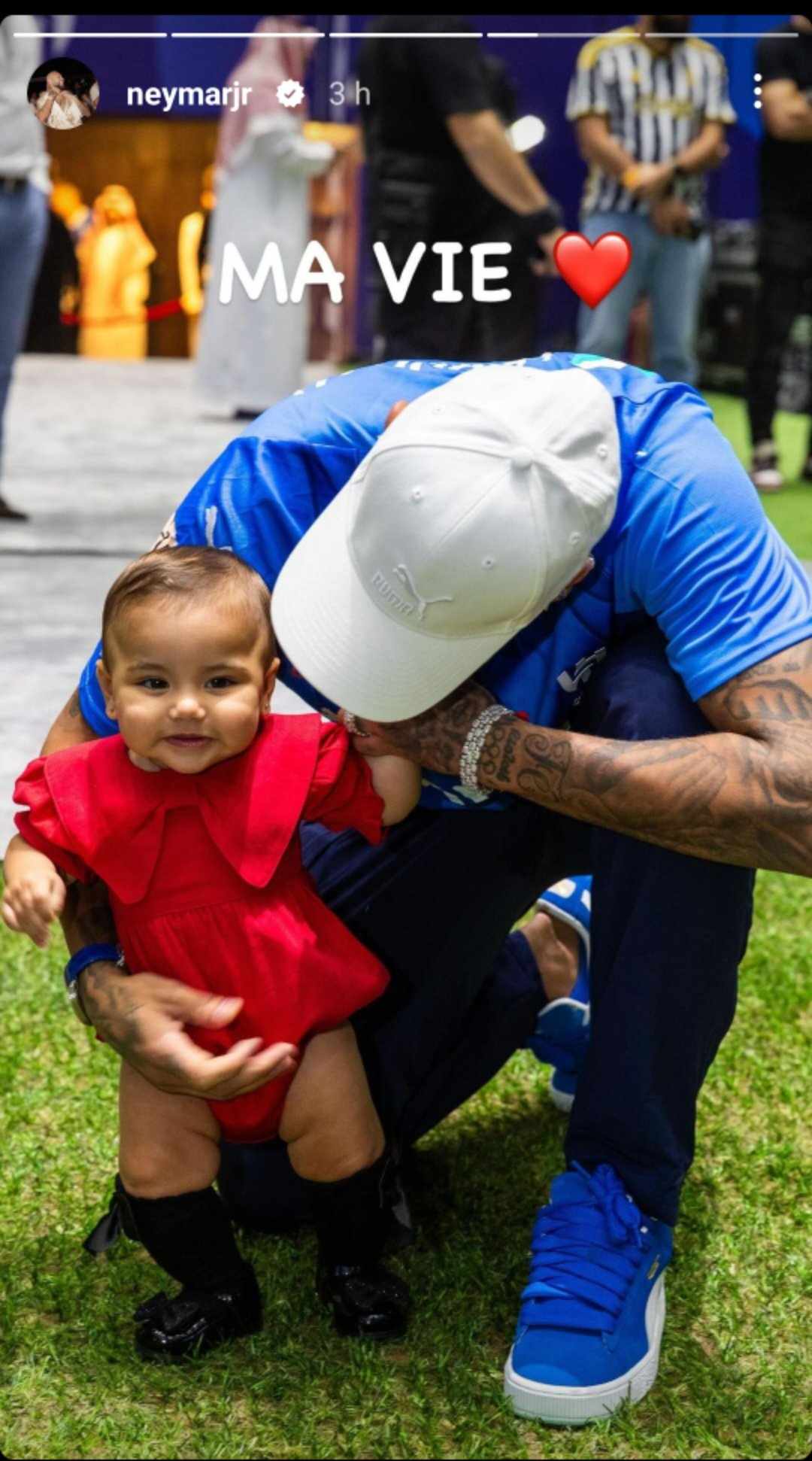 Filha de Neymar, Mavie, de look vermelho