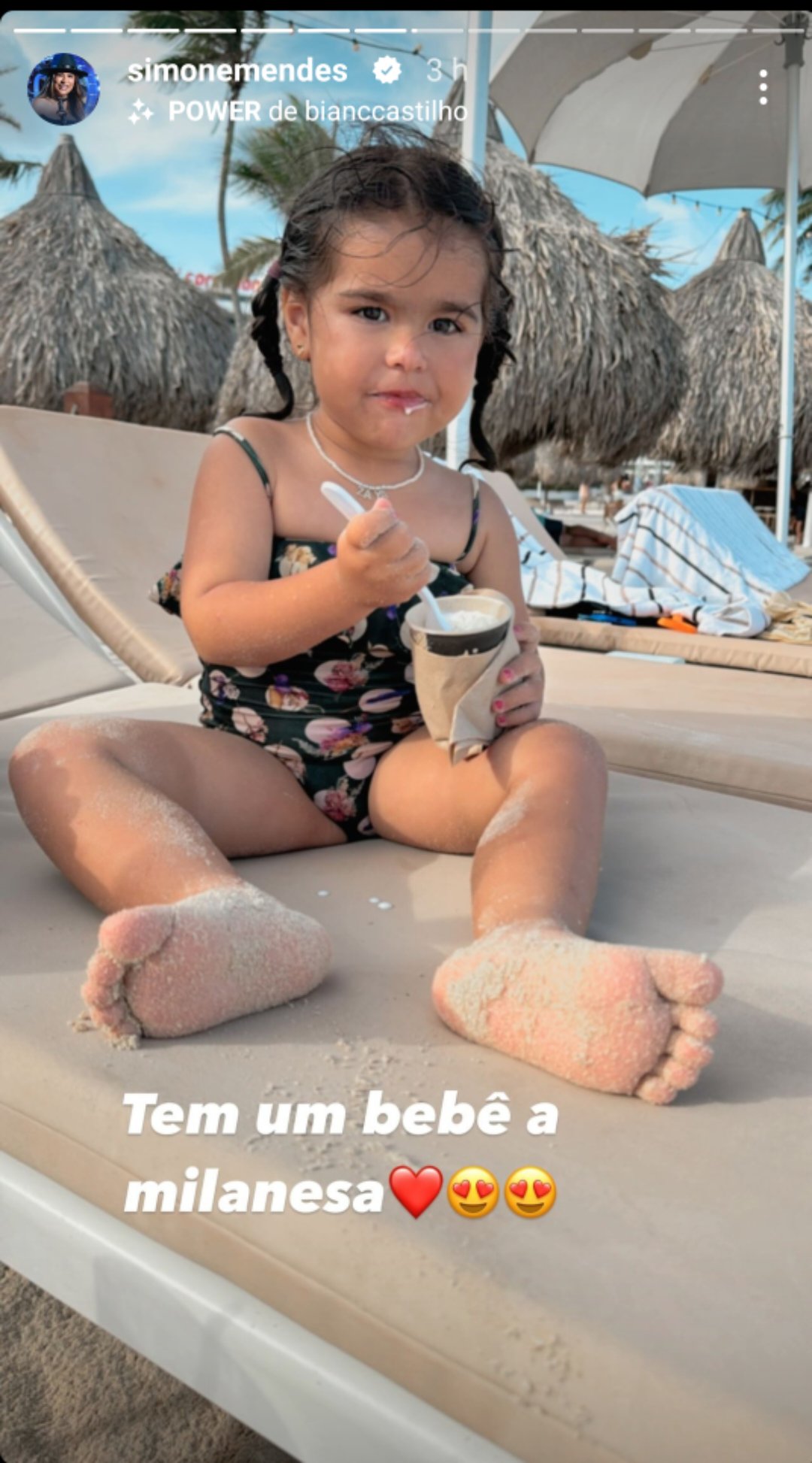 Filha de Simone Mendes na praia