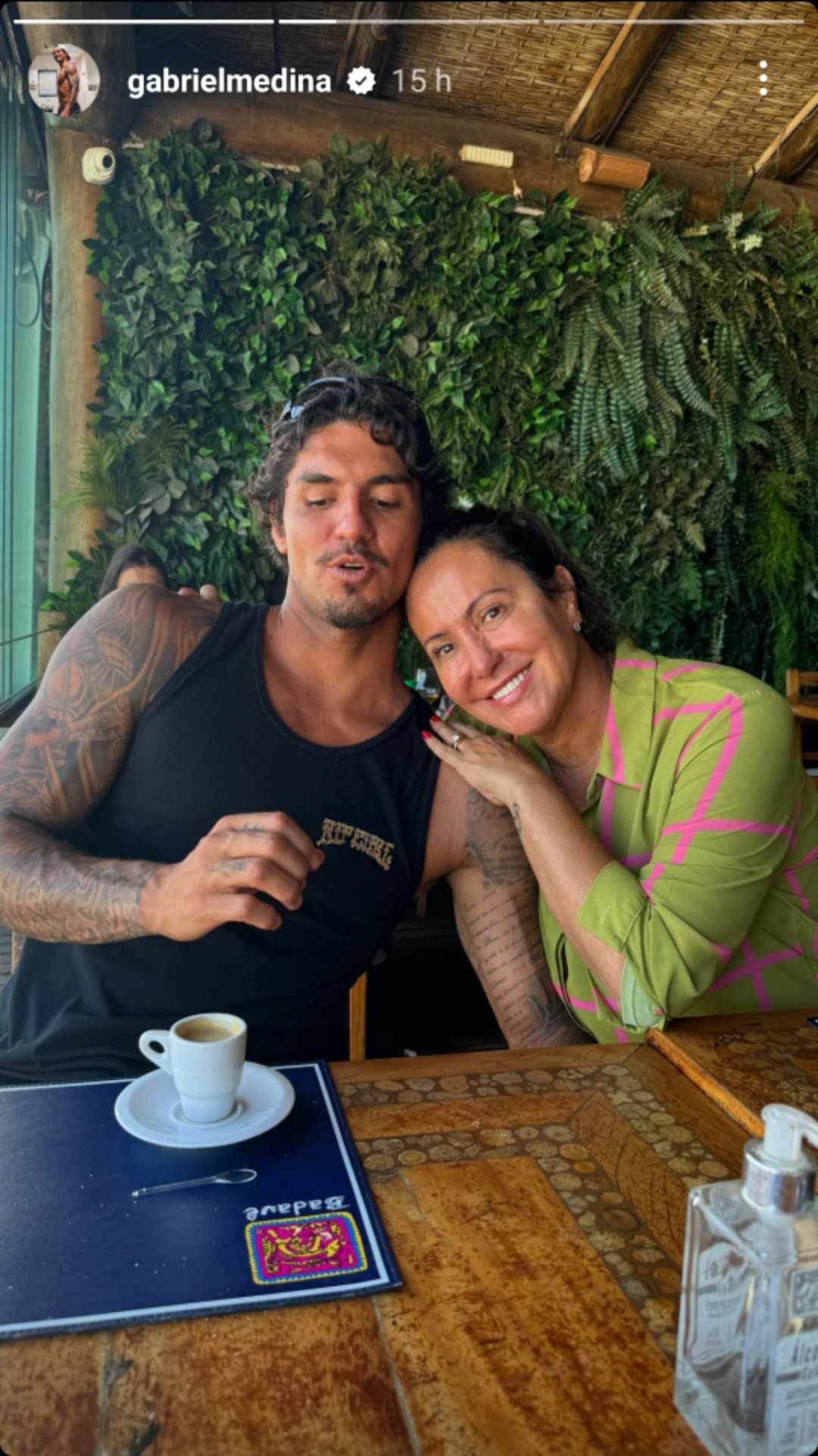 Gabriel Medina com a mãe