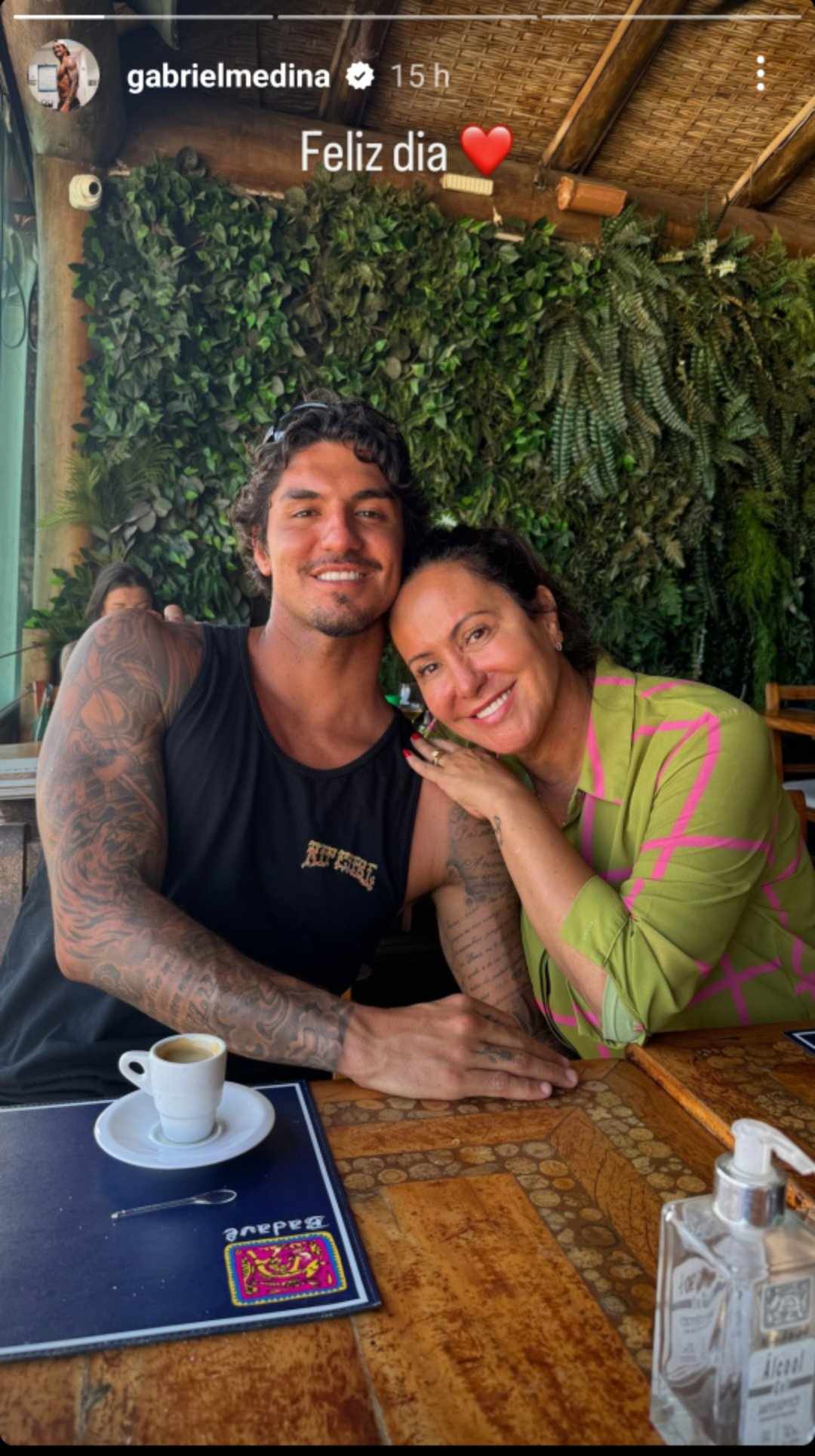 Gabriel Medina com a mãe