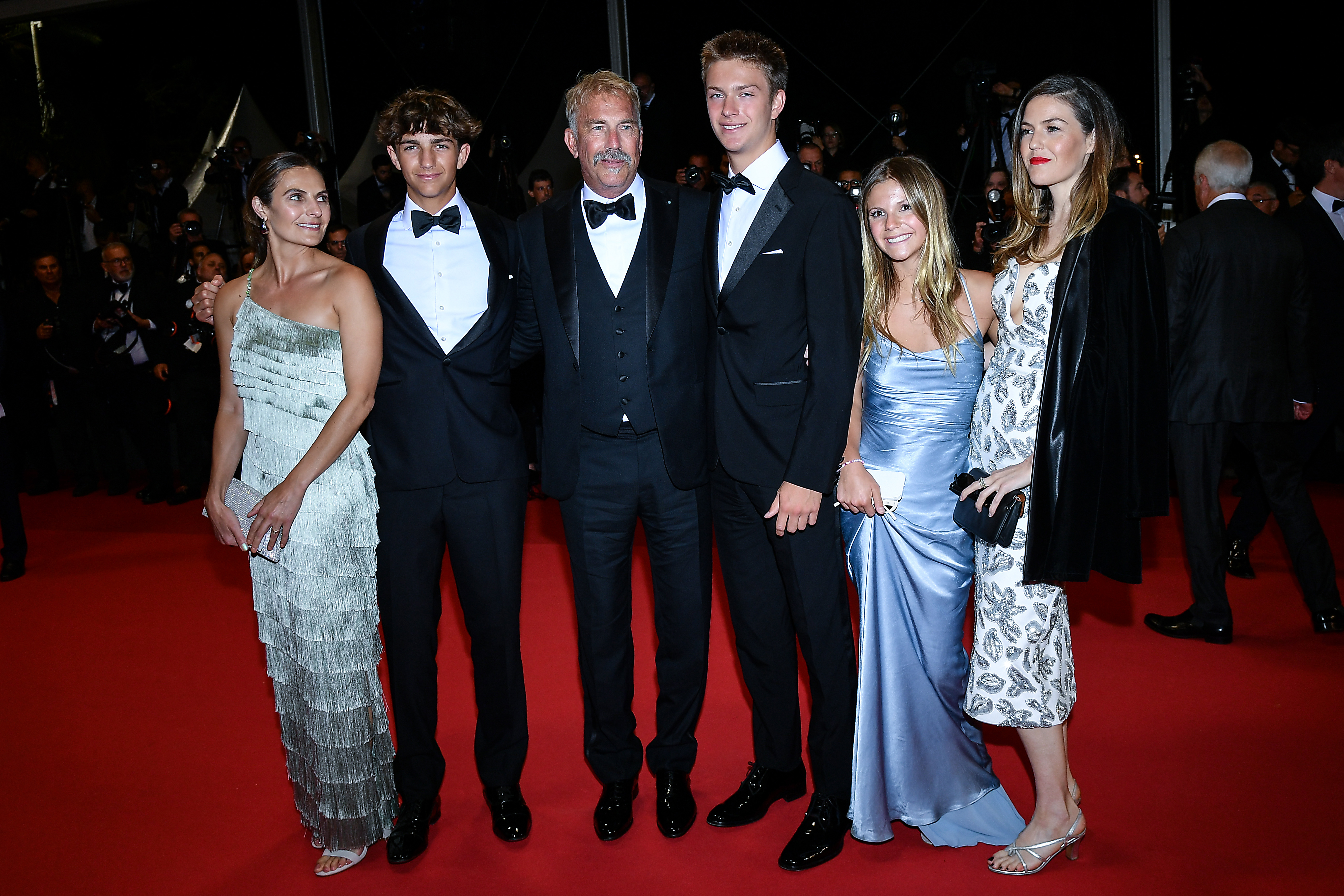 Annie Costner, Hayes Logan Costner, Kevin Costner, Cayden Wyatt Costner, Grace Avery Costner e Lily Costner - Foto: Getty Images