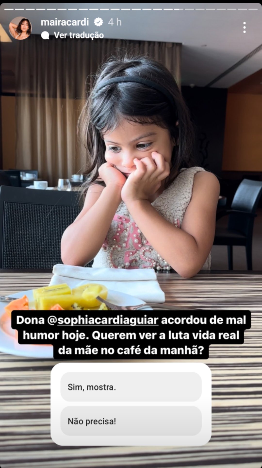 Maíra Cardi encara drama para a filha comer