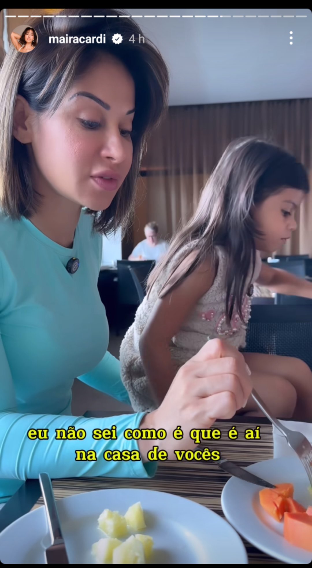 Maíra Cardi encara drama para a filha comer