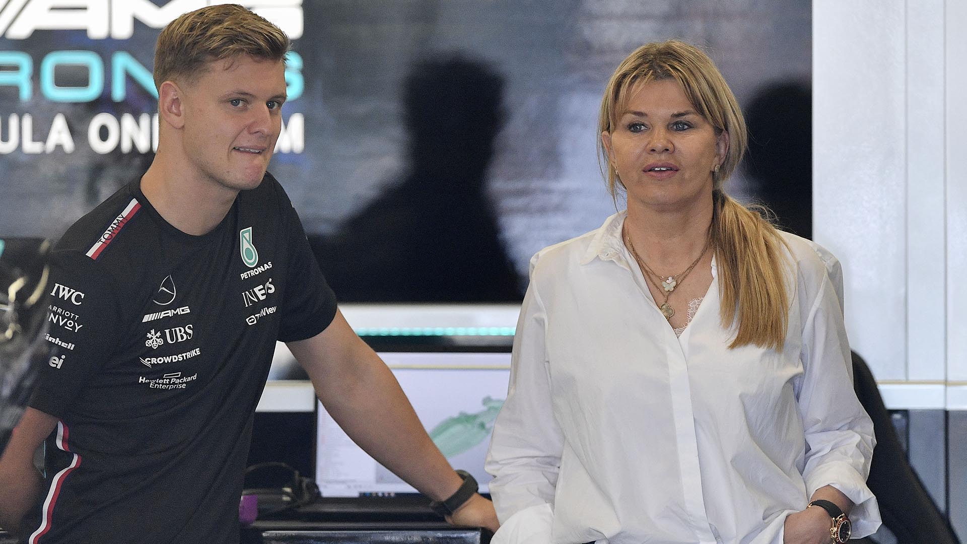 Corinna com o filho, Mick Schumacher, no ano de 2023 - Foto: Getty Images