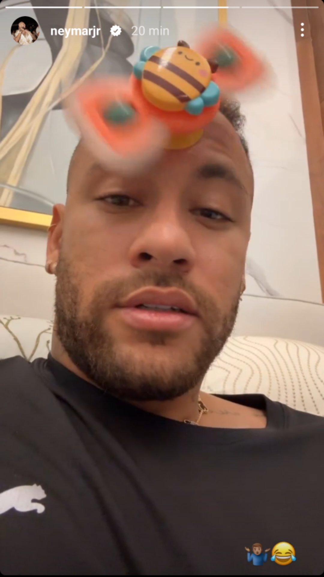 Neymar brincando com Mavie