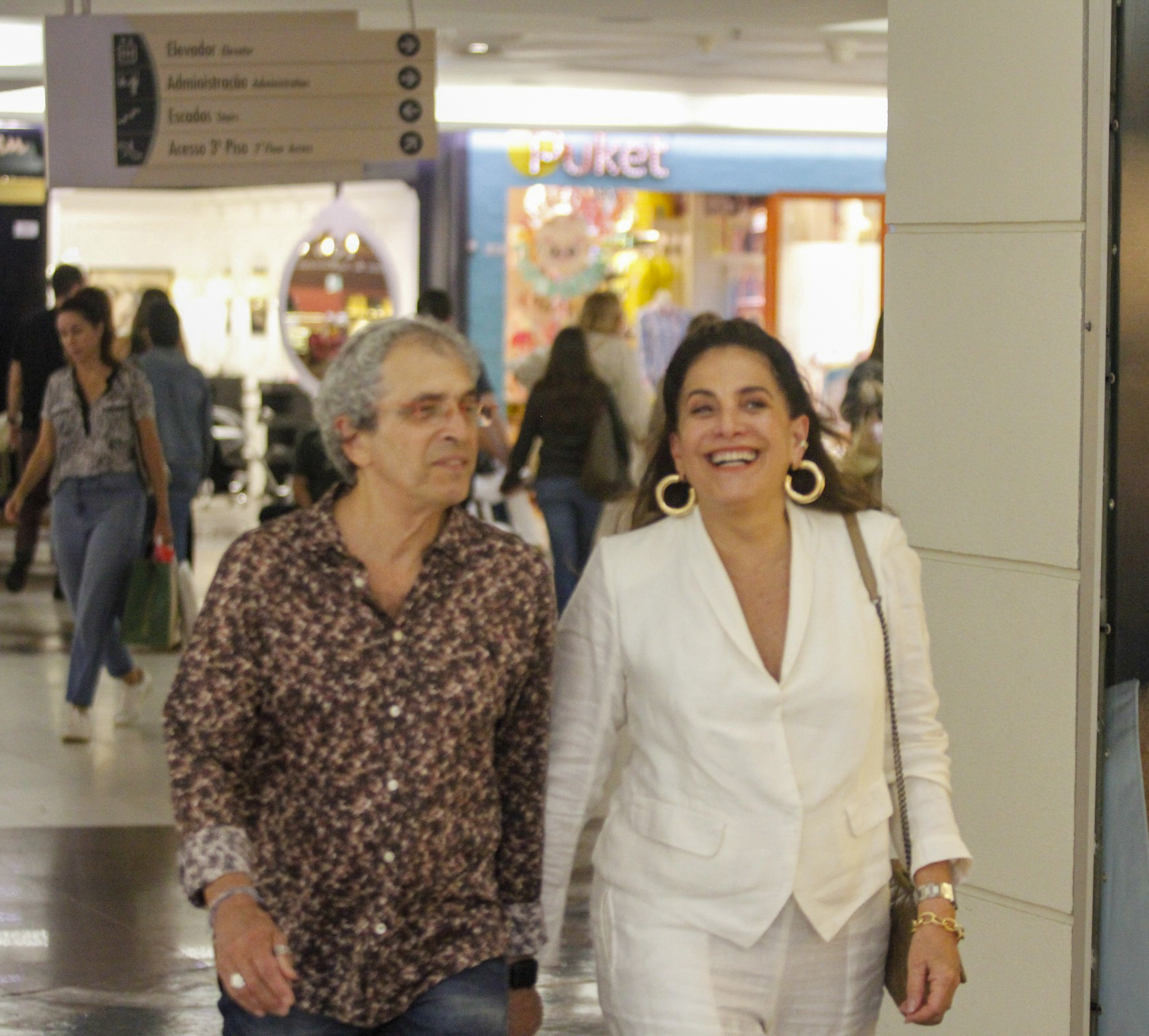 Totia Meireles é flagrada com o marido em passeio no Rio de Janeiro - Foto: Adão / AgNews