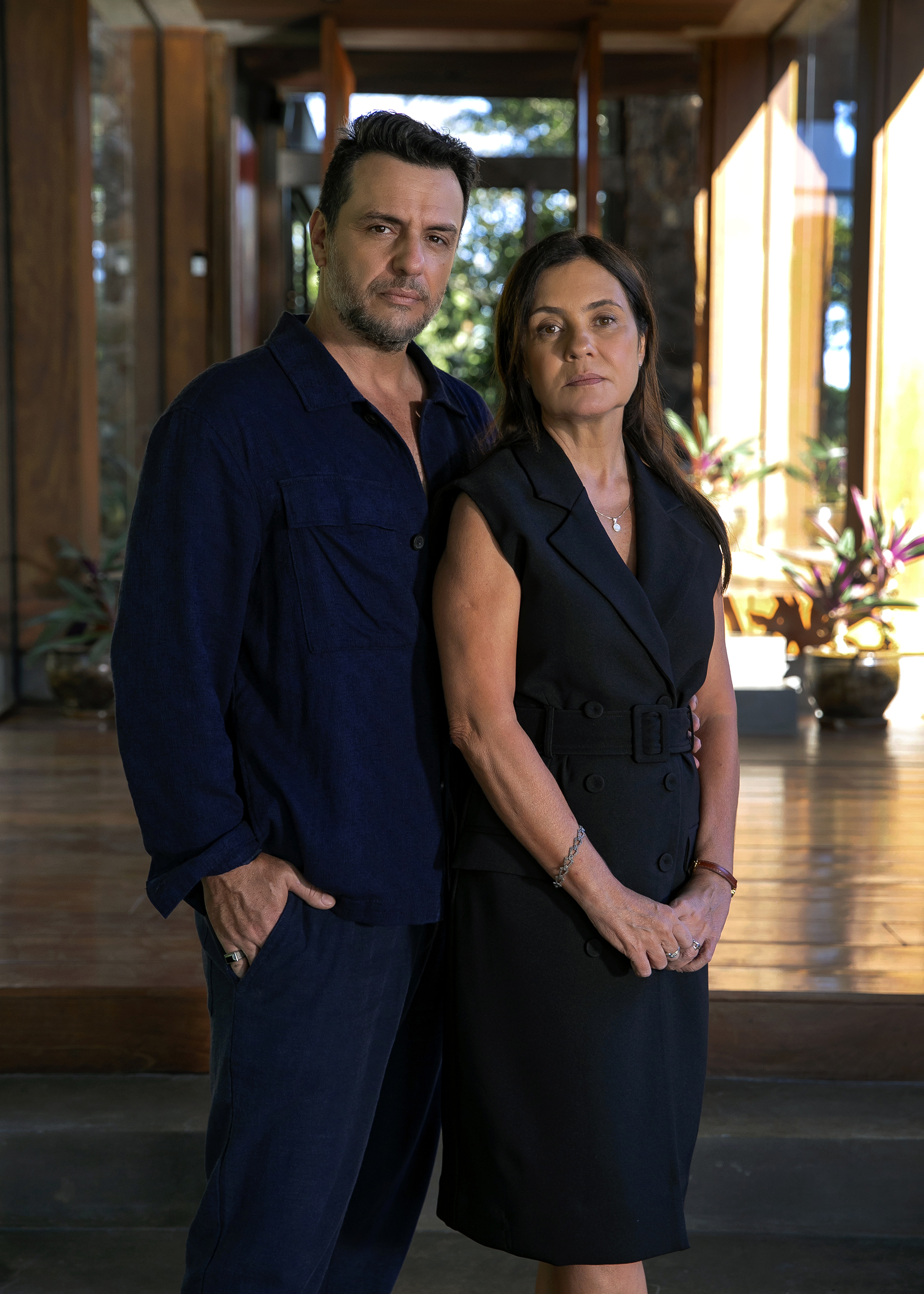 Rodrigo Lombardi e Adriana Esteves nos bastidores da novela Mania de Você - Foto: Globo / Manoella Mello