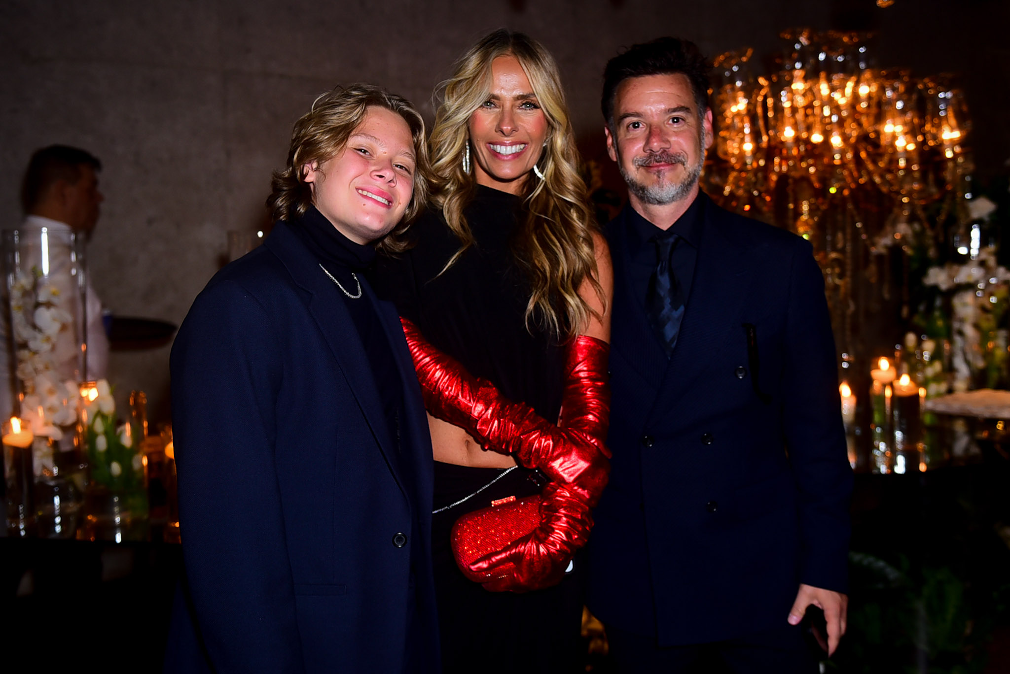 Adriane Galisteu impacta com look vermelho no leilão de Neymar Jr.