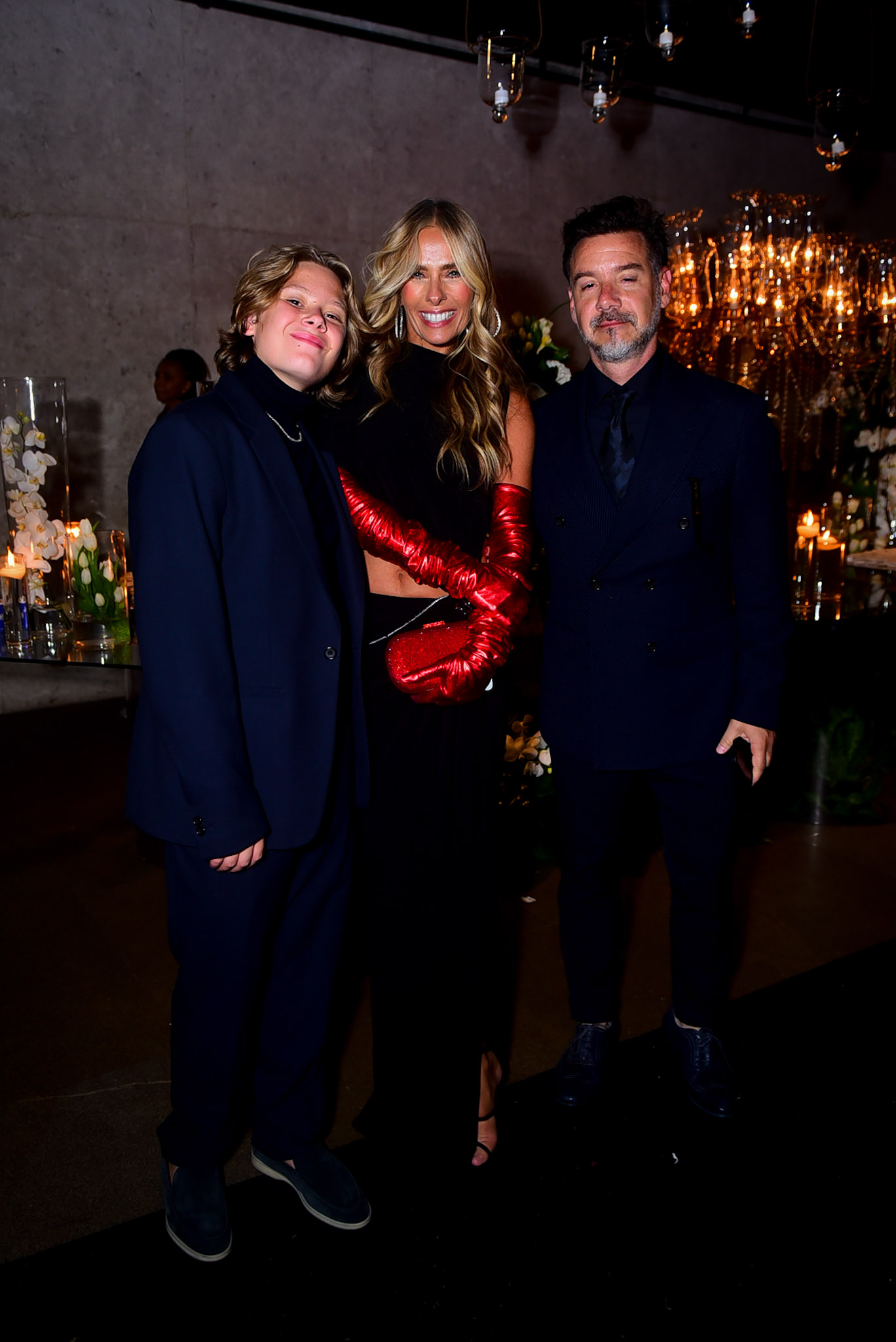 Adriane Galisteu impacta com look vermelho no leilão de Neymar Jr.