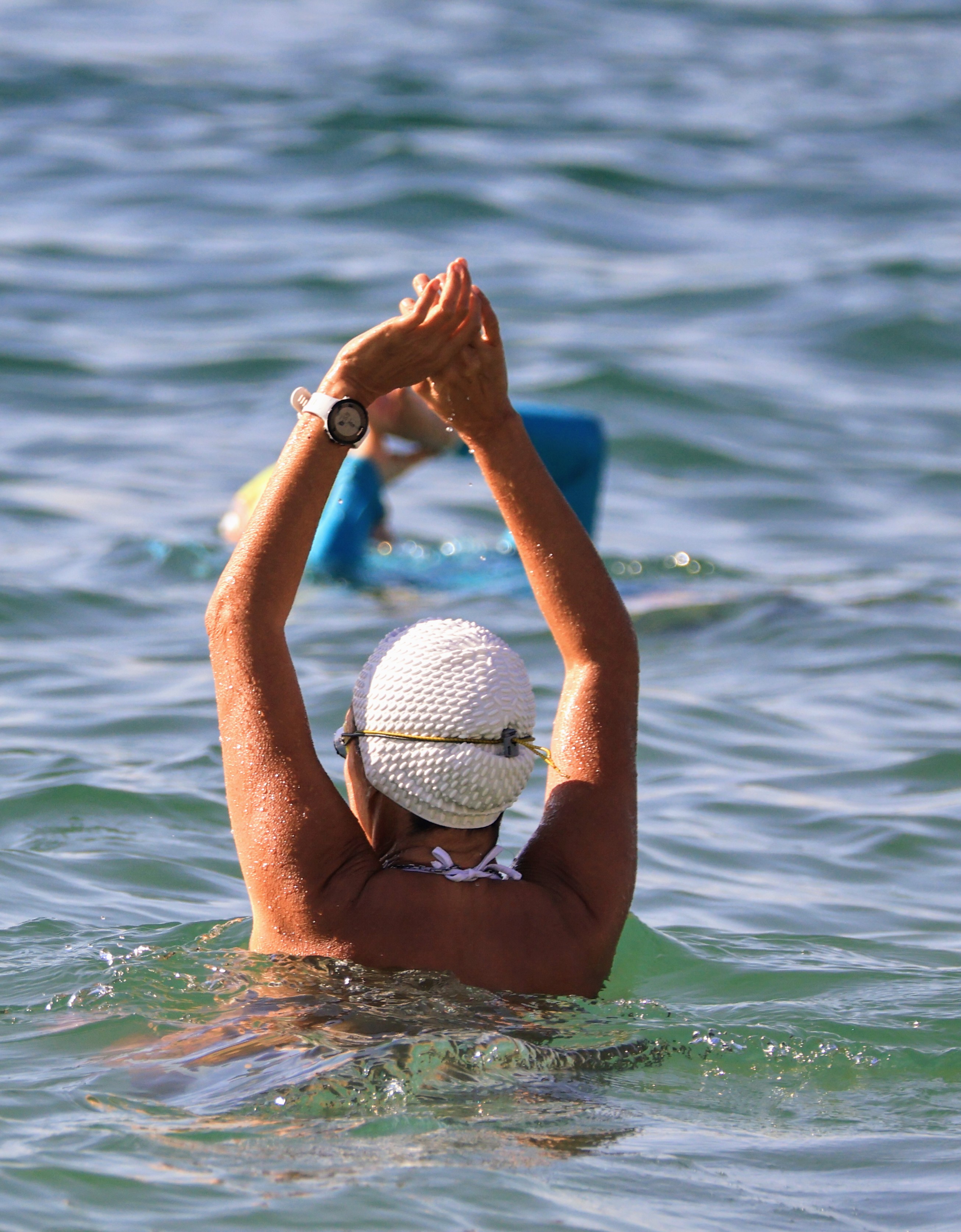 Andréa Beltrão fazendo nado na praia