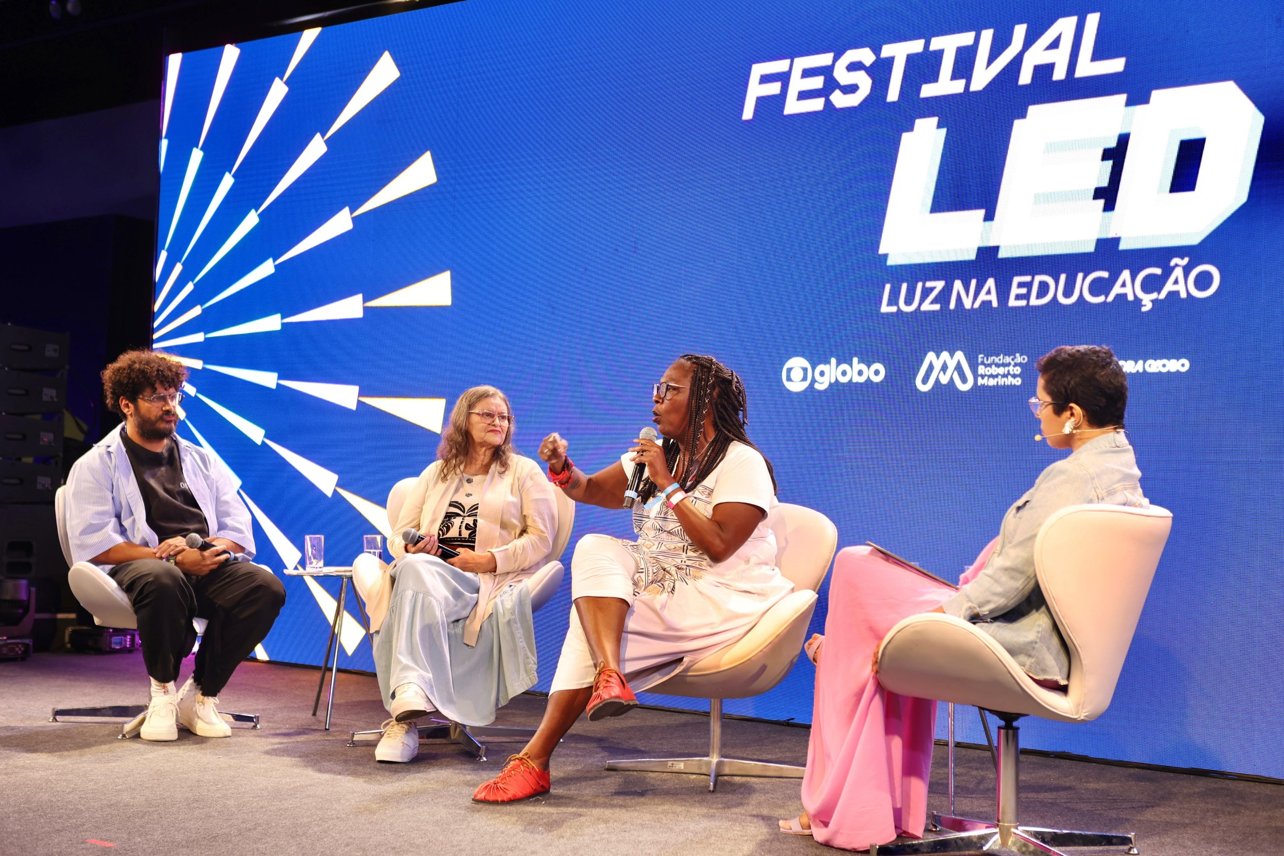 Ao lado da mãe escritora, cantor Criolo participa de evento sobre educação: ‘Falas transformadoras'