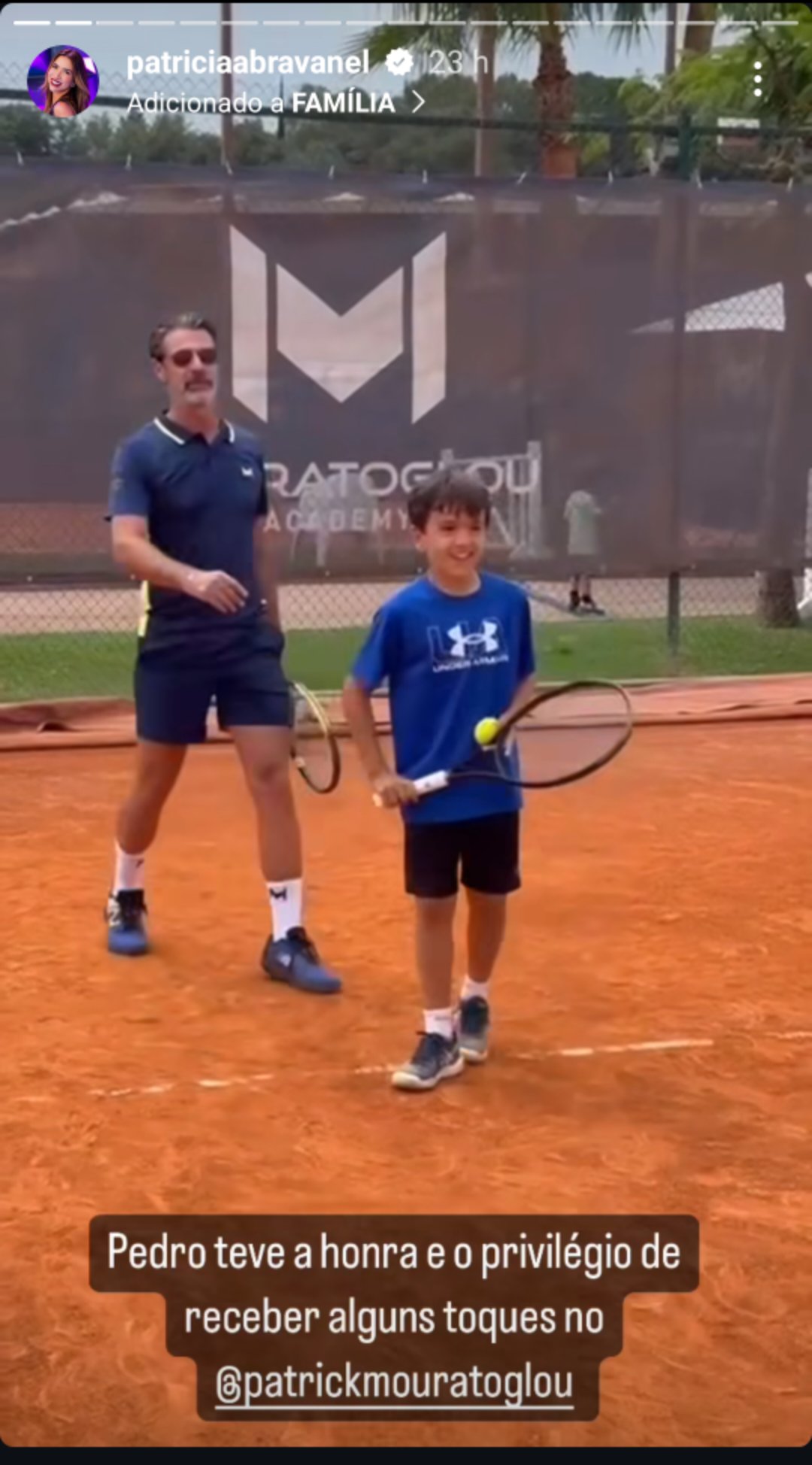 Filho Patricia Abravanel jogando tênis com Ronaldo