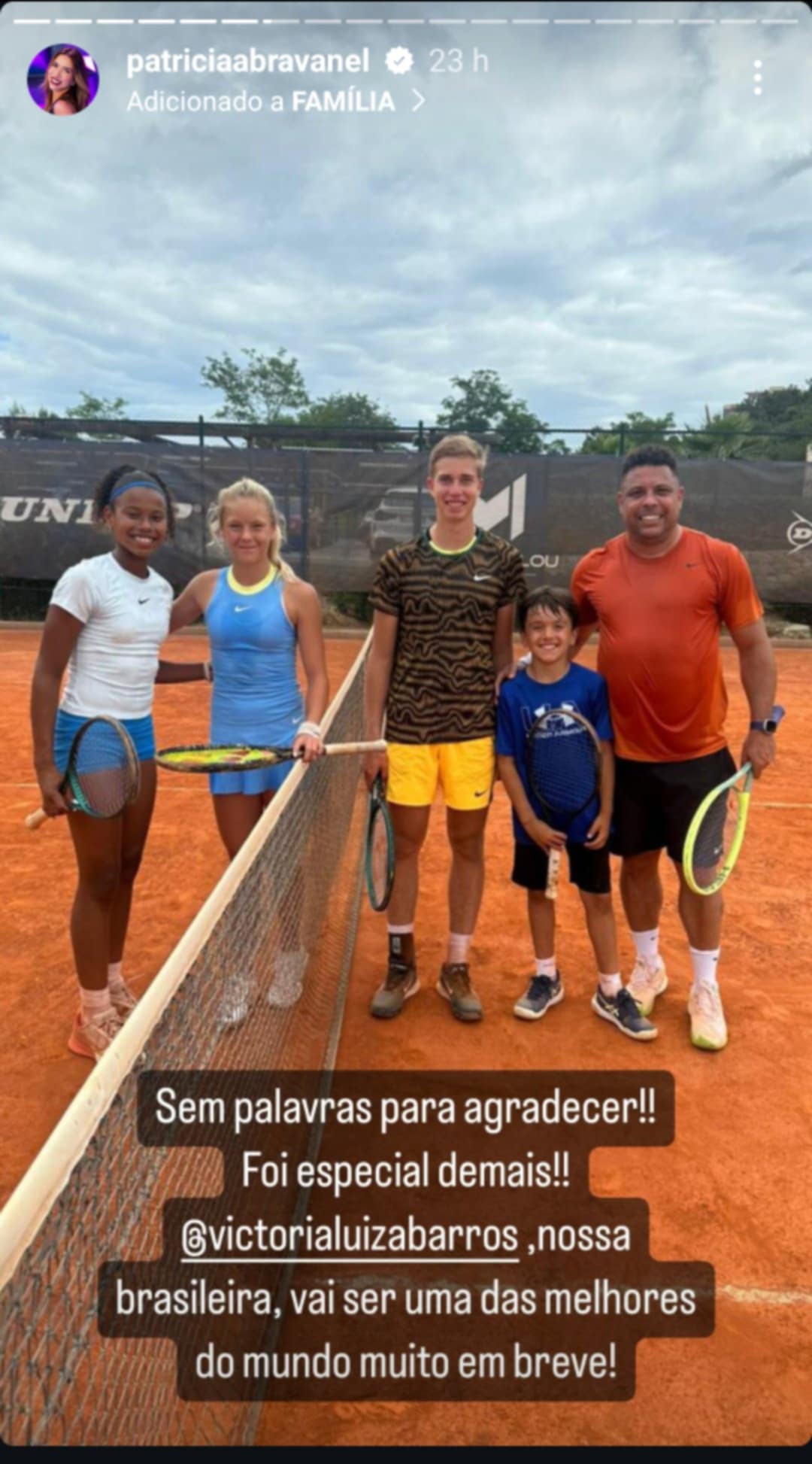 Filho Patricia Abravanel jogando tênis com Ronaldo