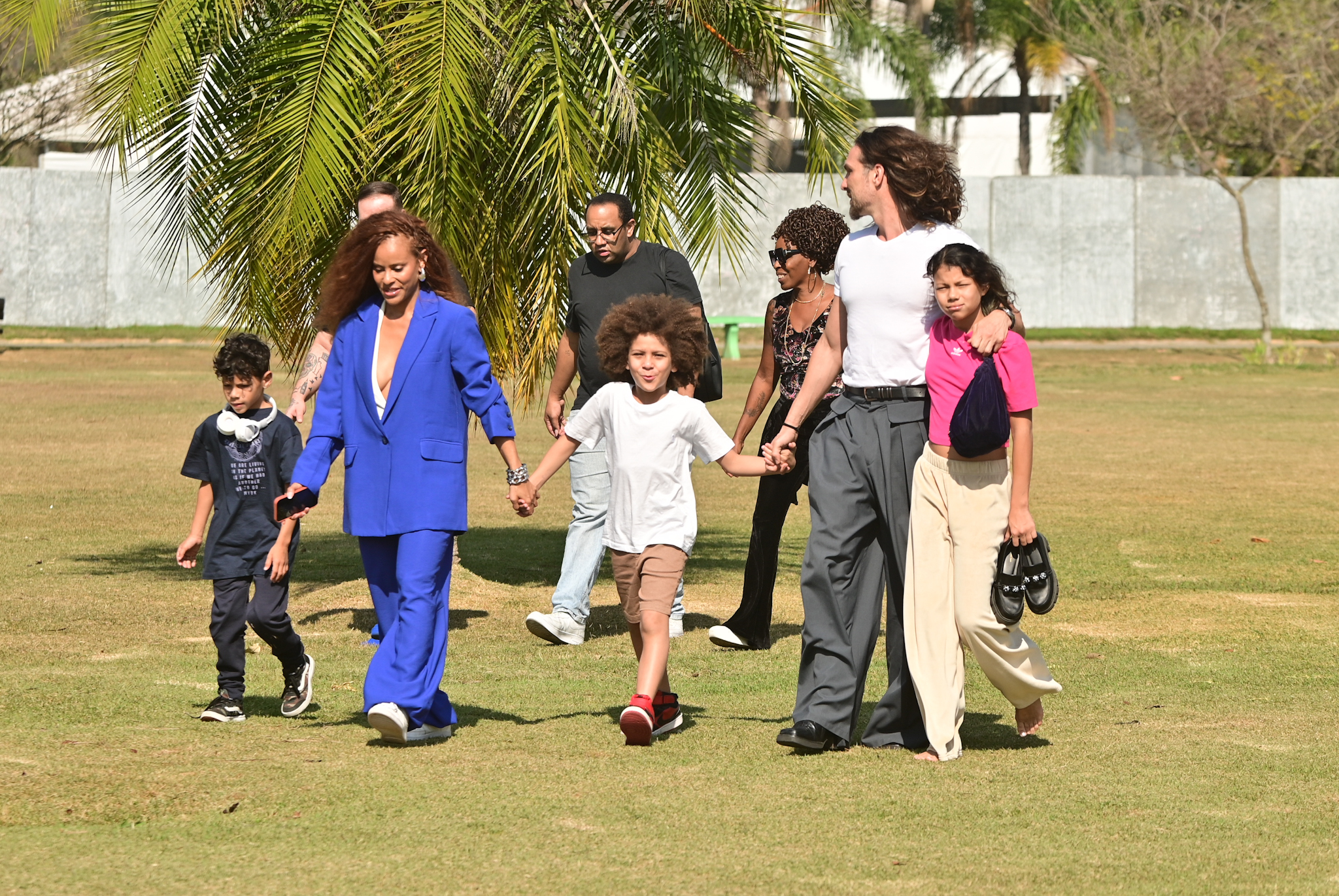 Aline Wirley e Igor Rickli com os filhos