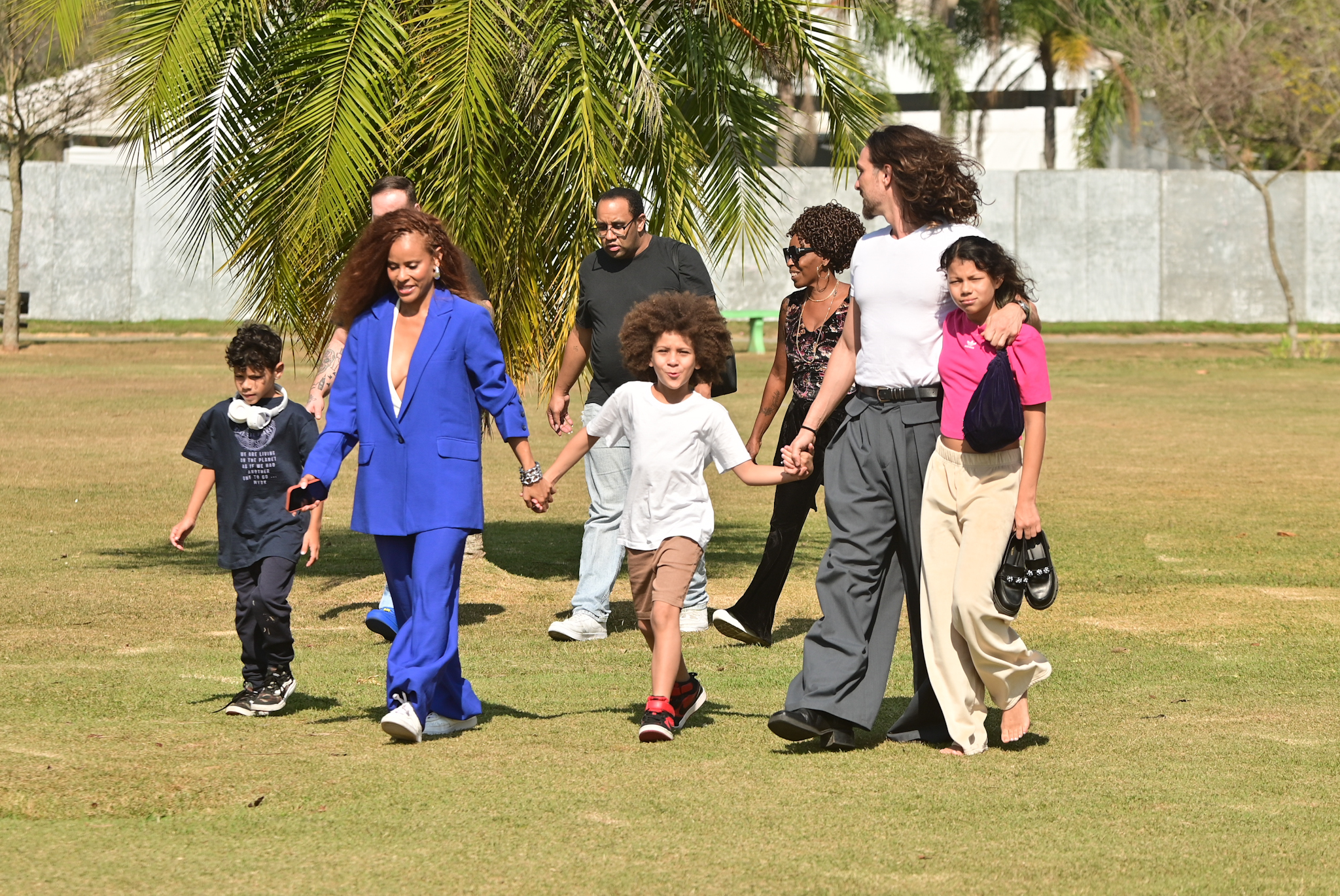 Aline Wirley e Igor Rickli com os filhos