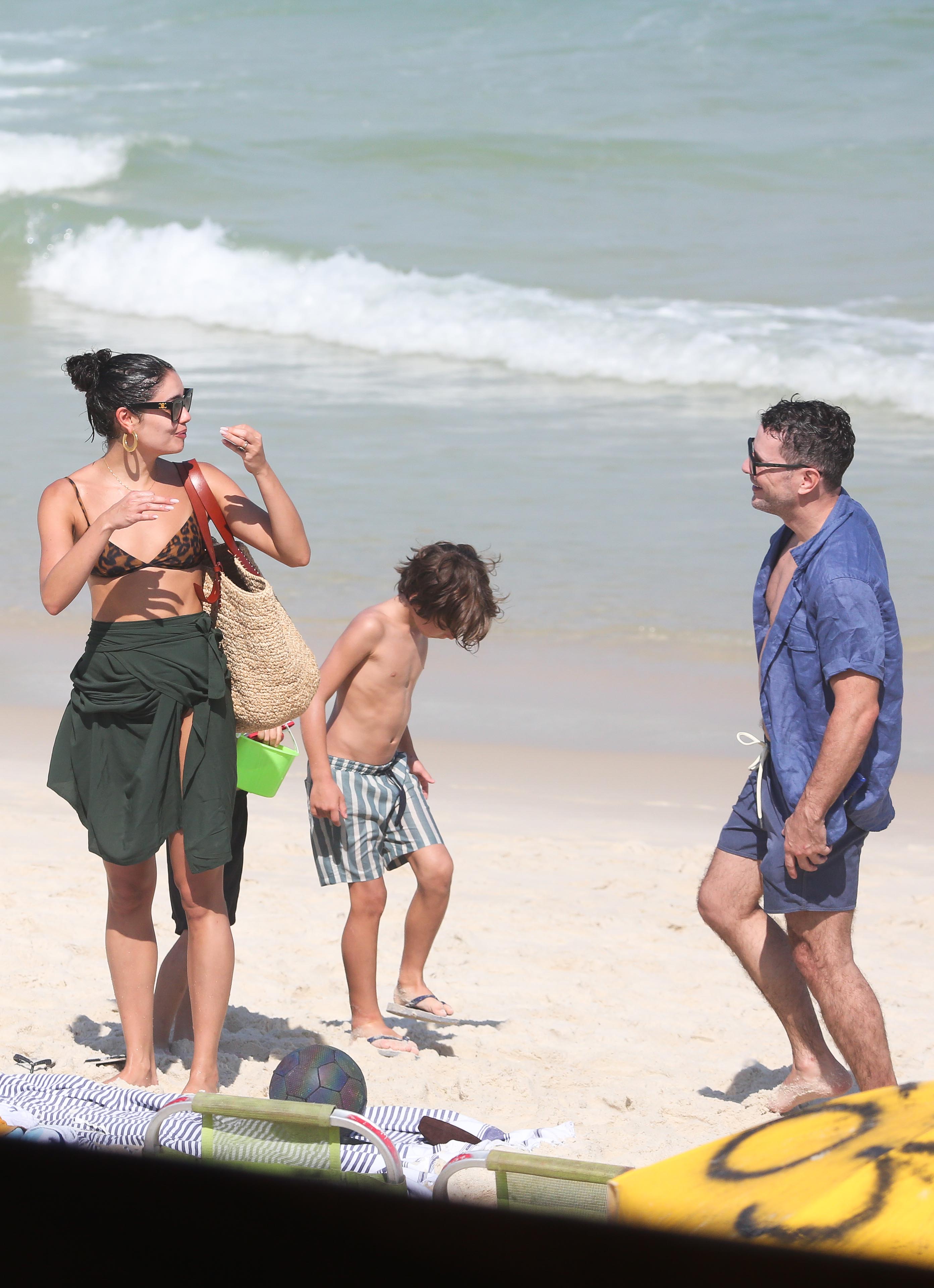 Sophie Charlotte e Daniel Oliveira na praia