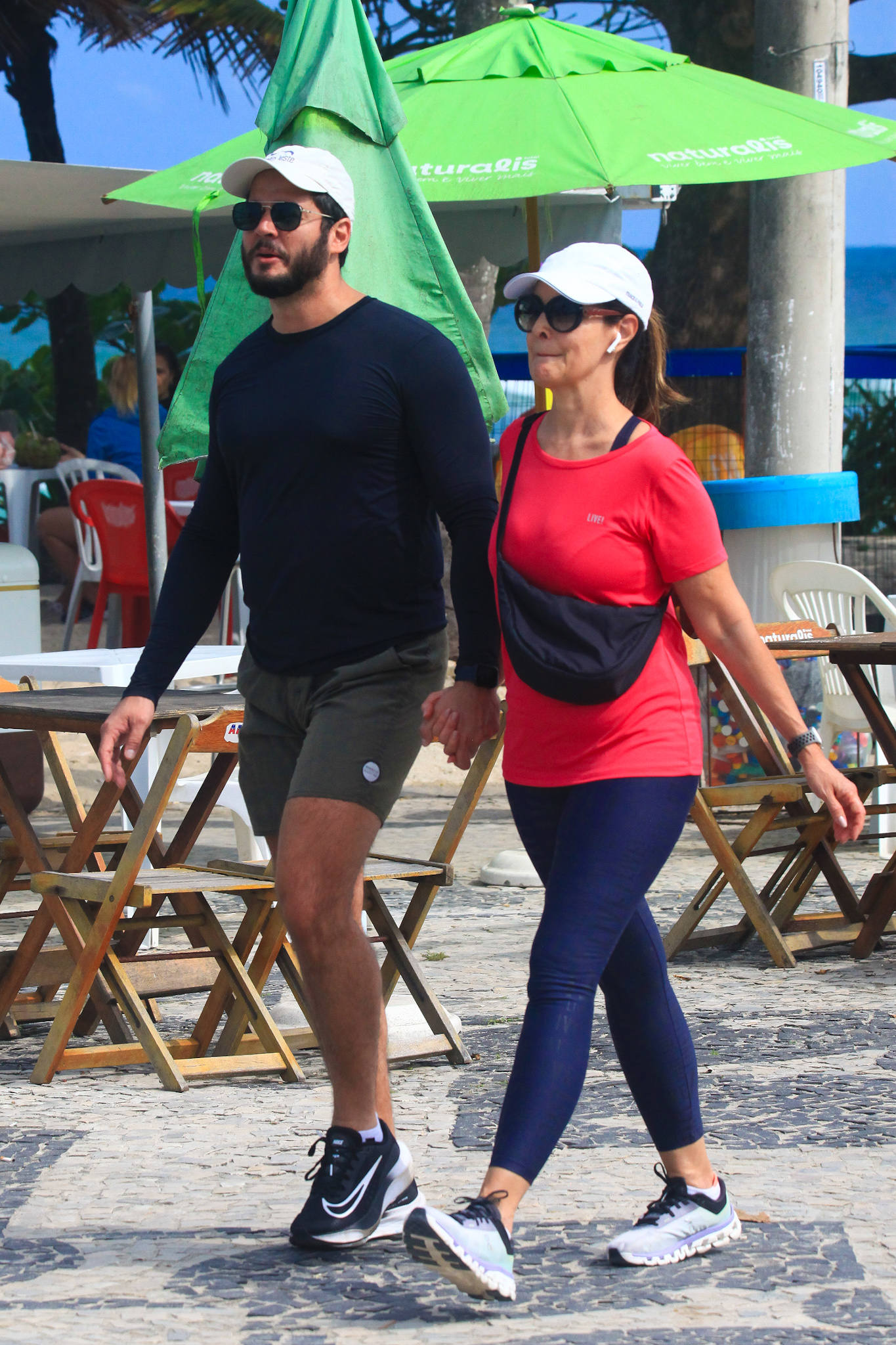 Fátima Bernardes e Túlio Gadêlha caminhando