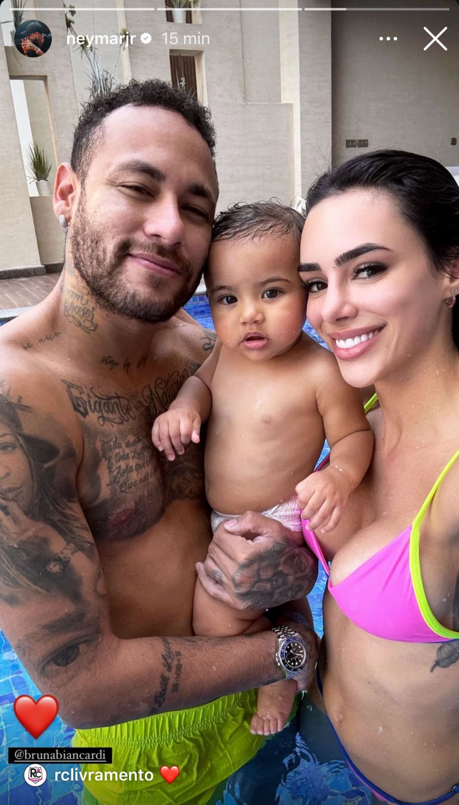 Neymar Jr posa com a família na piscina