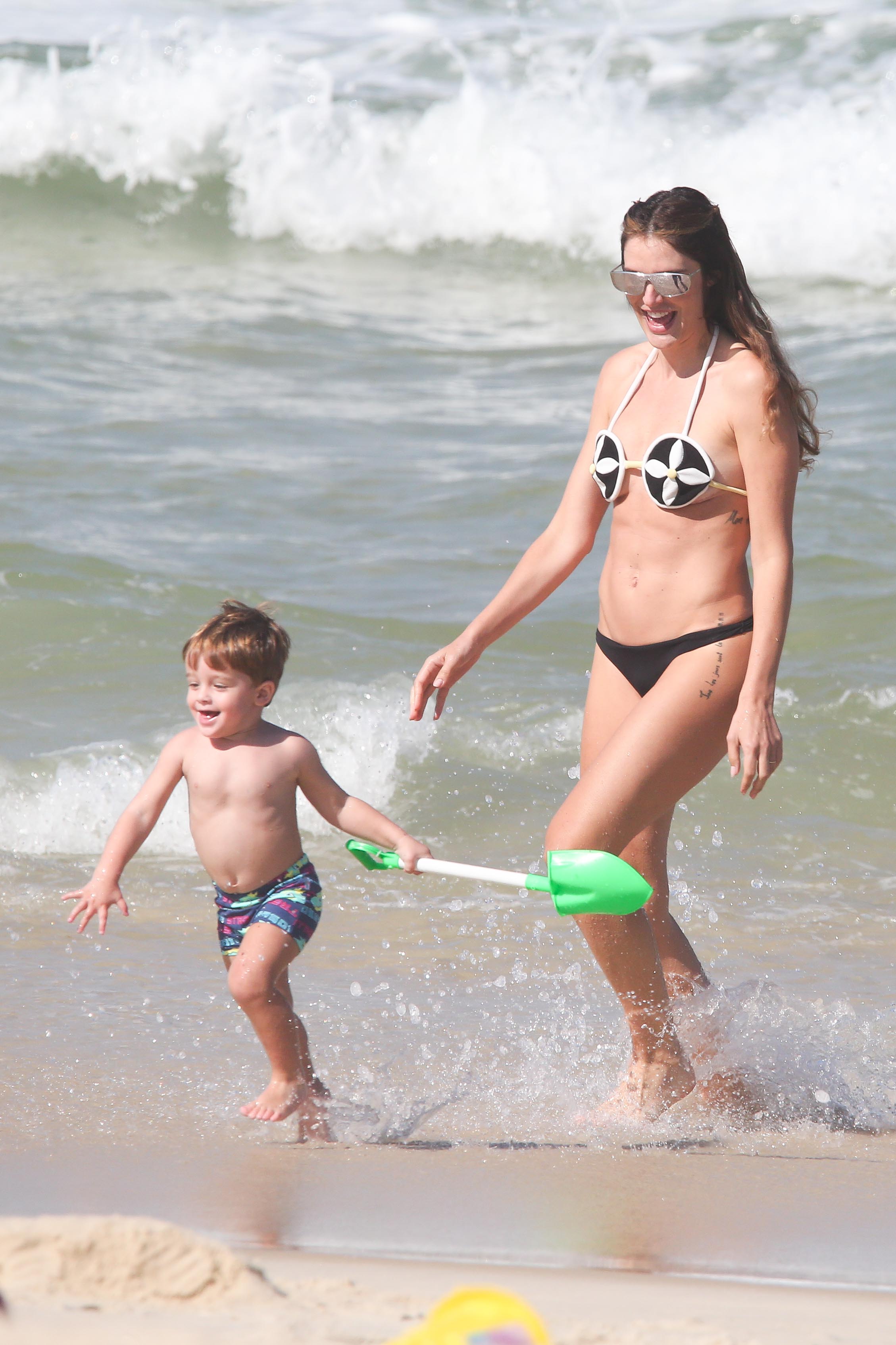 Rafa Brites e Felipe Andreoli com os filhos na praia