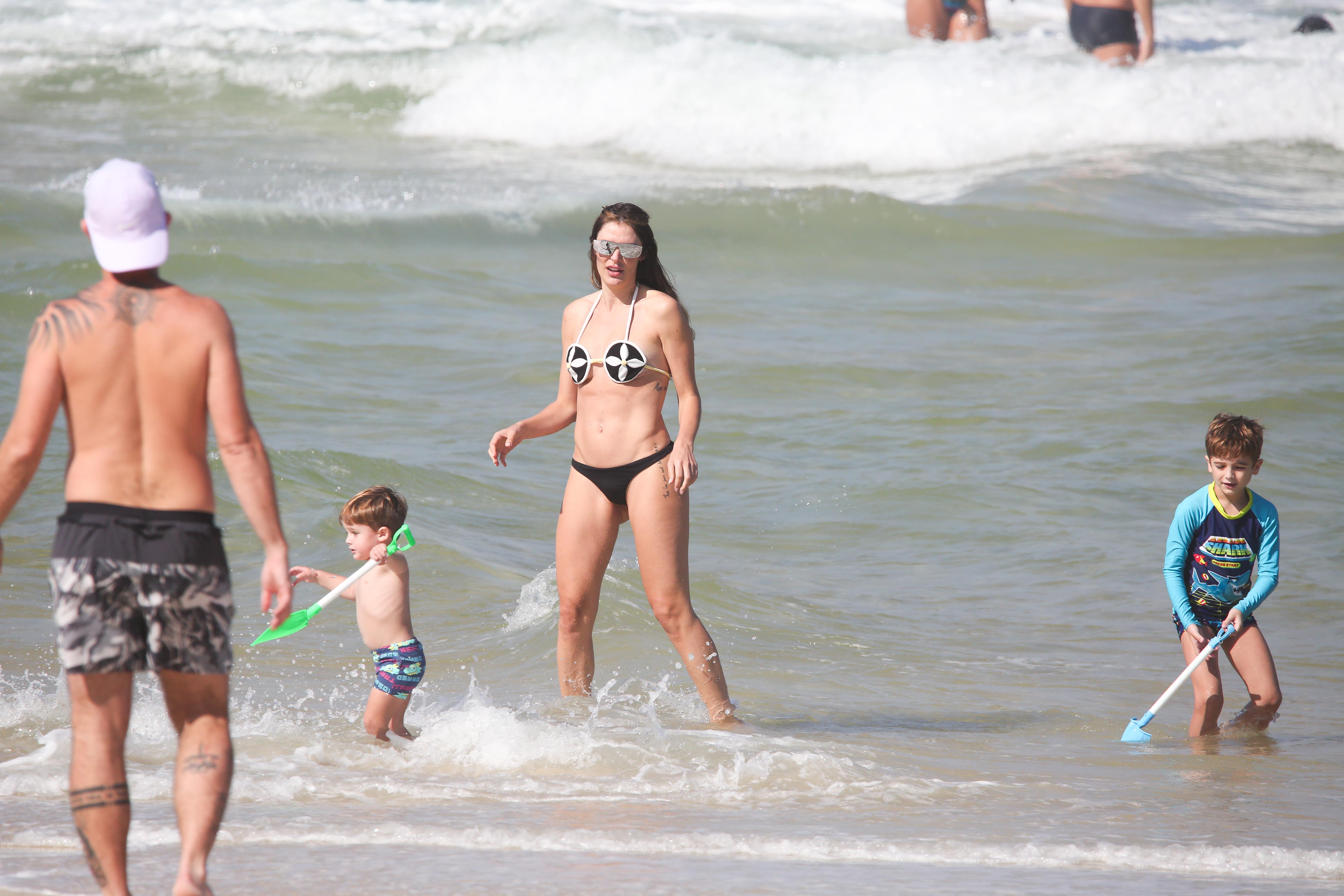 Rafa Brites e Felipe Andreoli com os filhos na praia