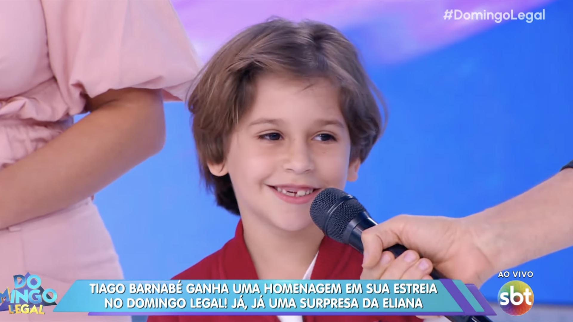 Tiago Barnabé recebe o filho no Domingo Legal