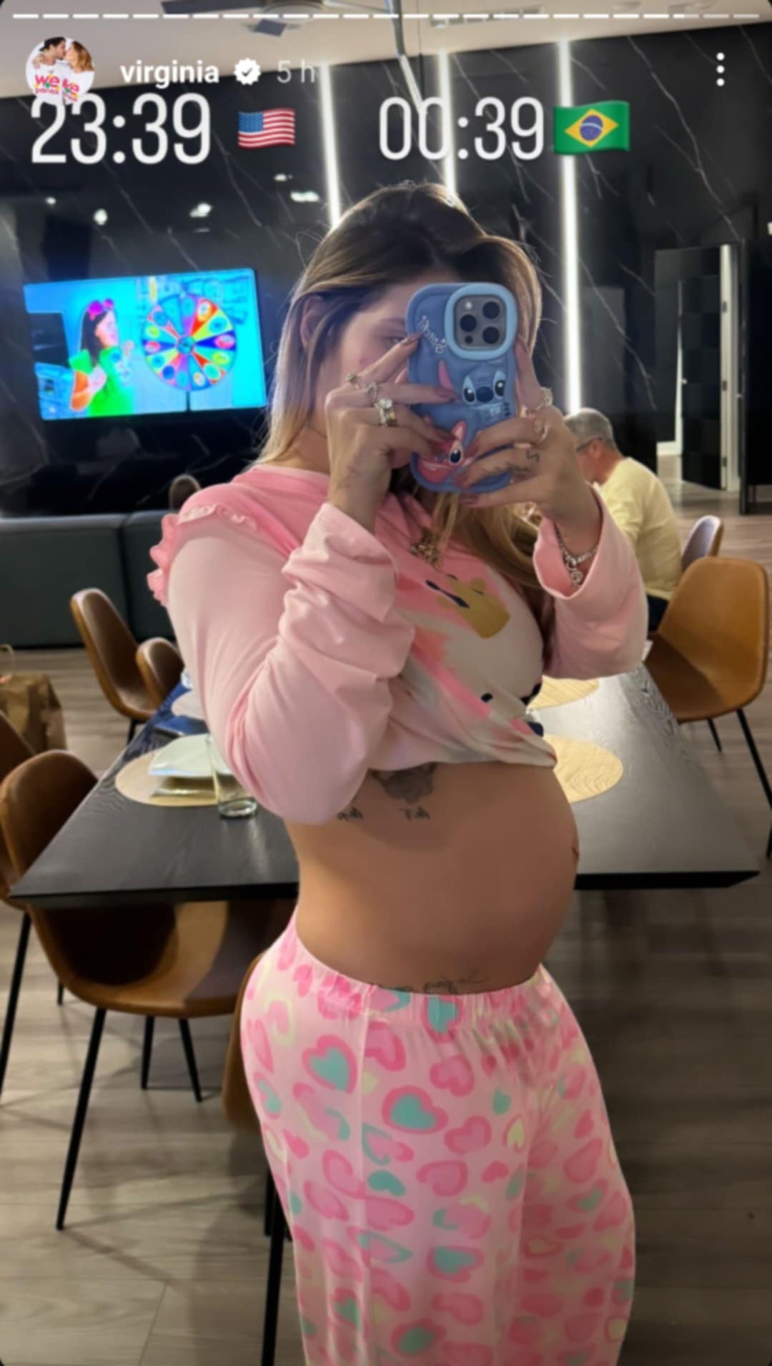 Virginia mostra situação de sua barriga