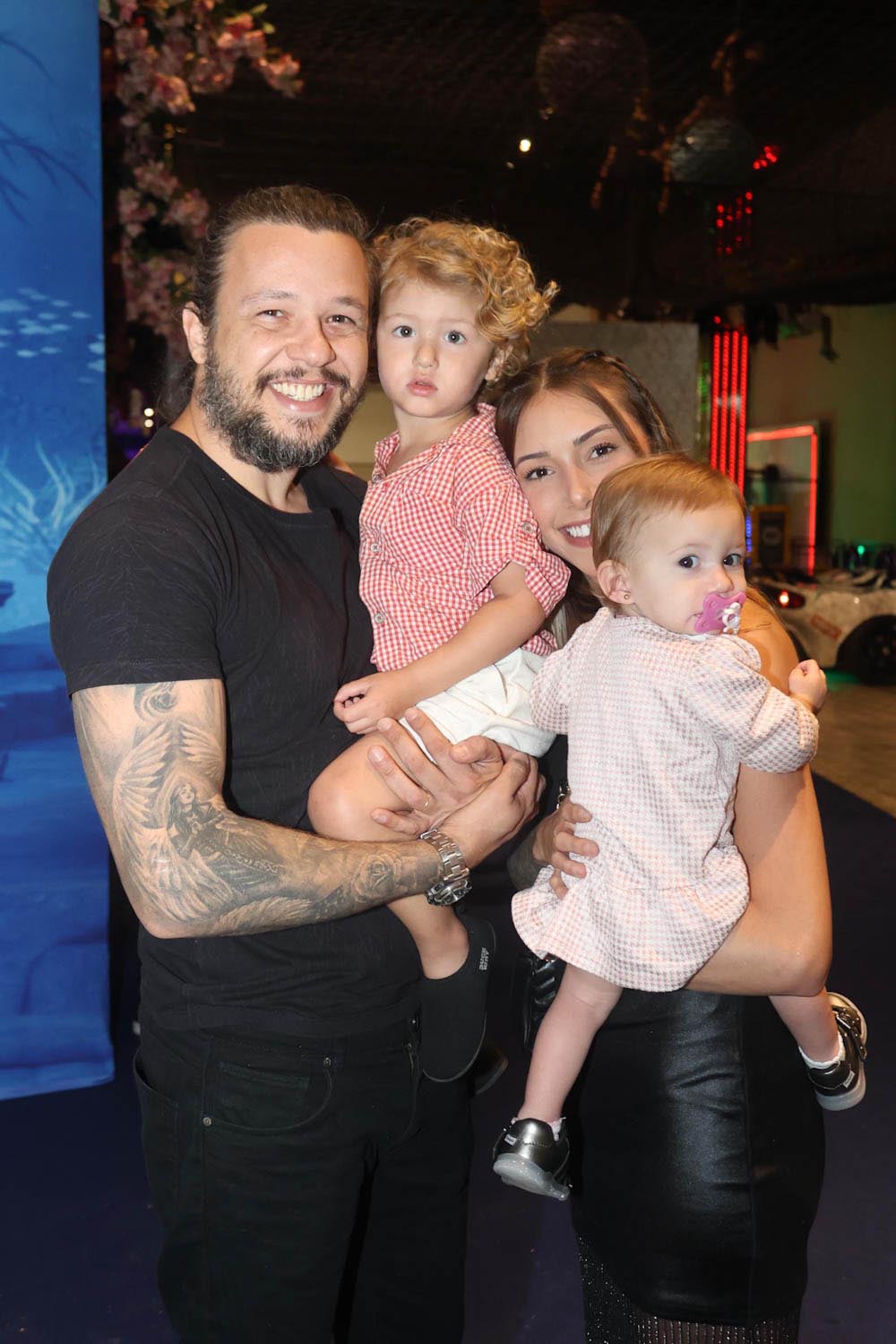 Bruno, do KLB, curte festa com a esposa e os dois filhos - Foto: Brazil News