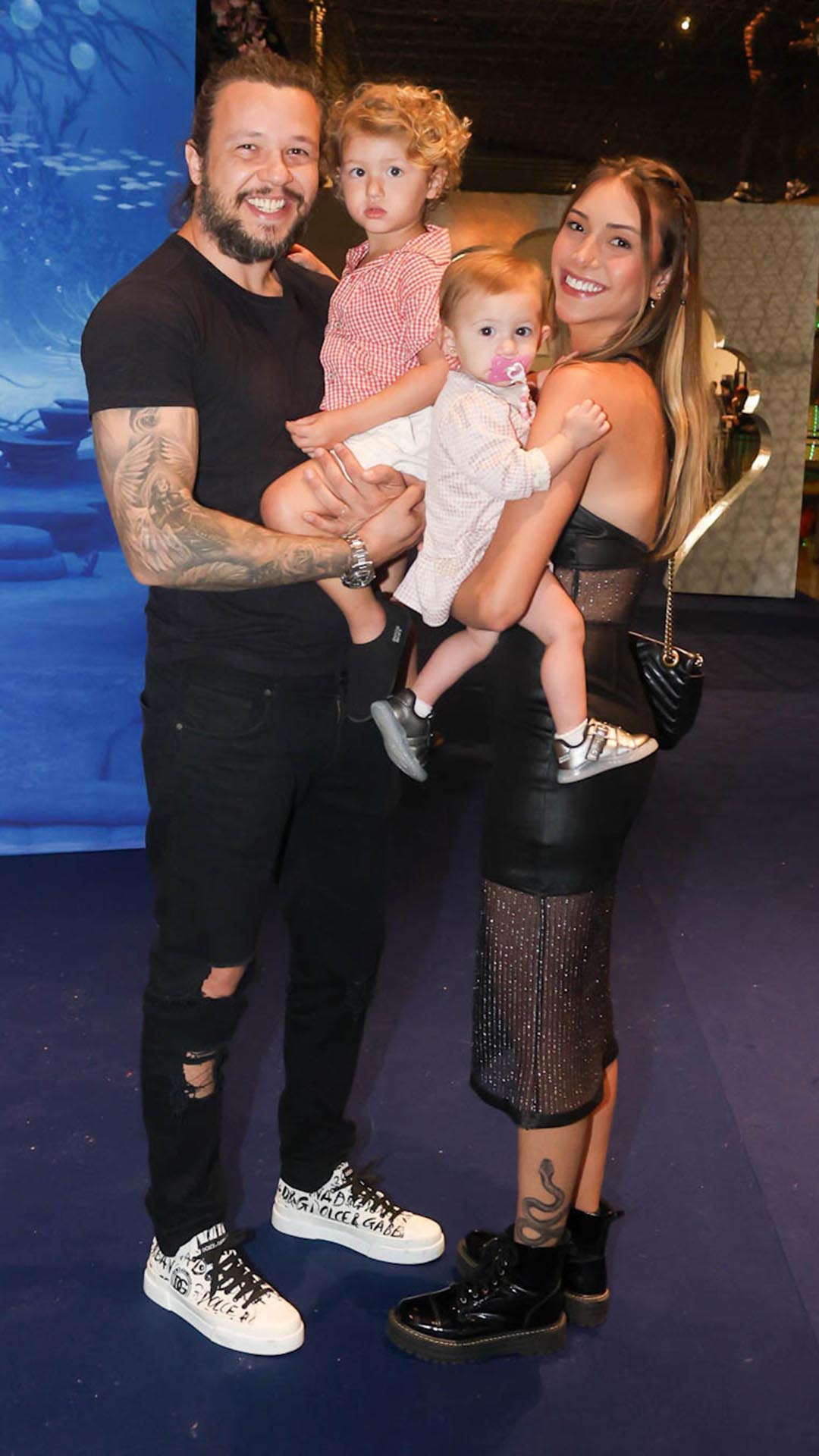 Bruno, do KLB, curte festa com a esposa e os dois filhos - Foto: Brazil News