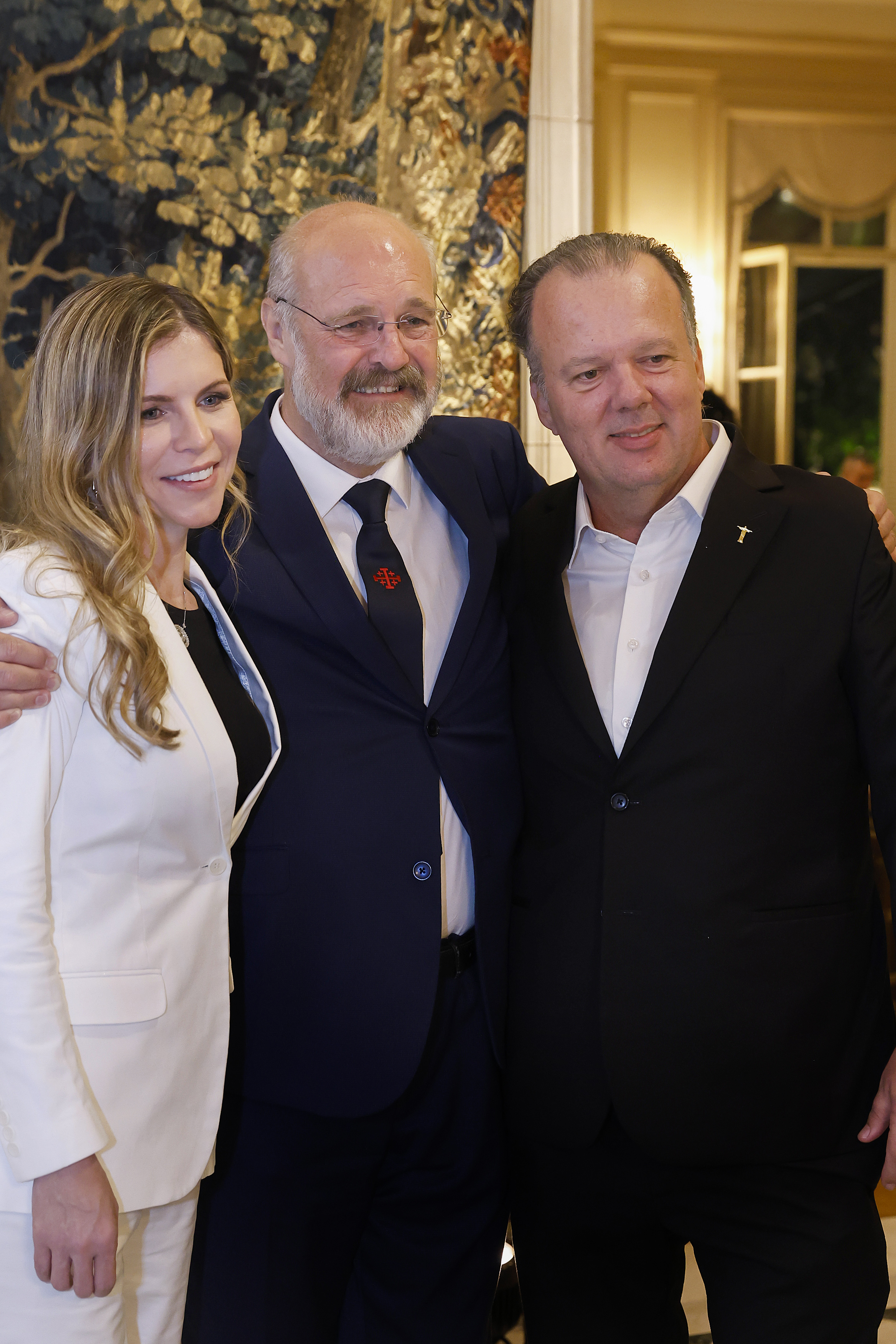 Carla e Rodrigo Ferro com um amigo durante o leilão - Foto: Divulgação